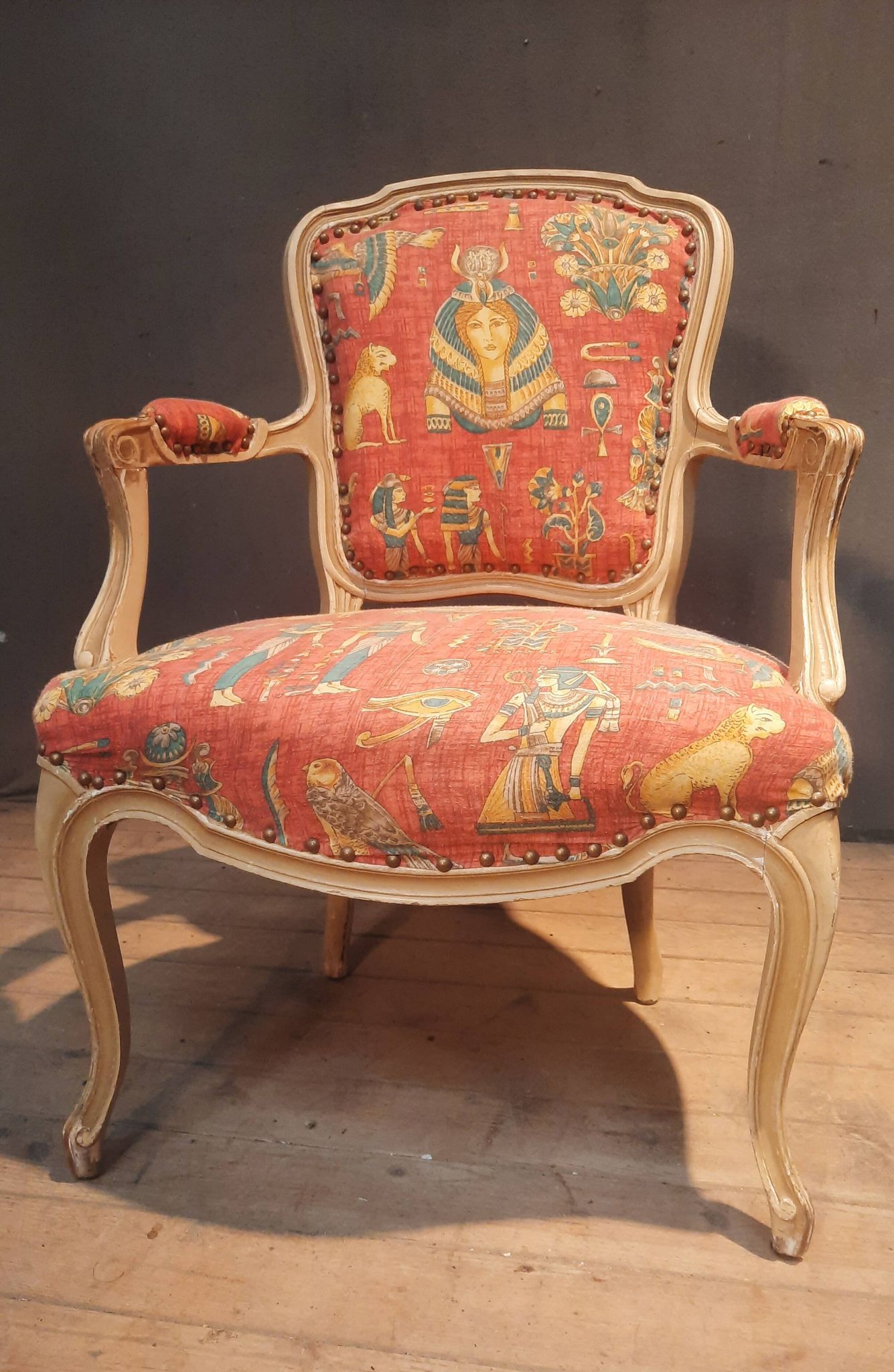 Fauteuil style Louis XV  tapissé à motif égyptien