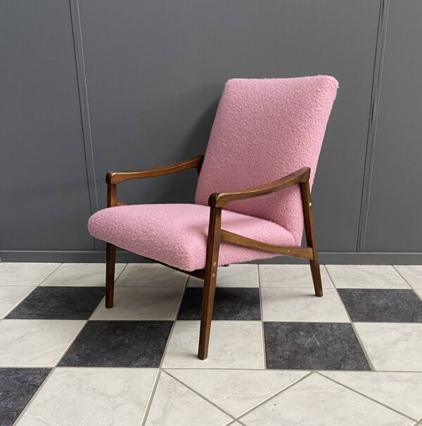 Fauteuil rose de Jiri Jiroutek des années 1960, réupholstéré en bouclée rose.