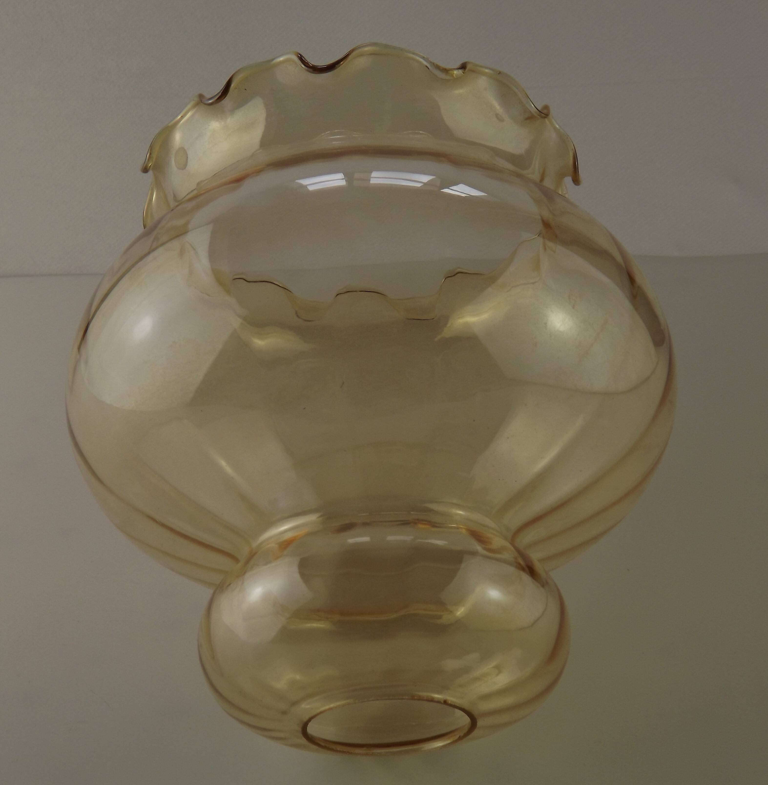 Grand abat-jour en verre ambré du milieu du siècle avec effet nervuré et bord festonné