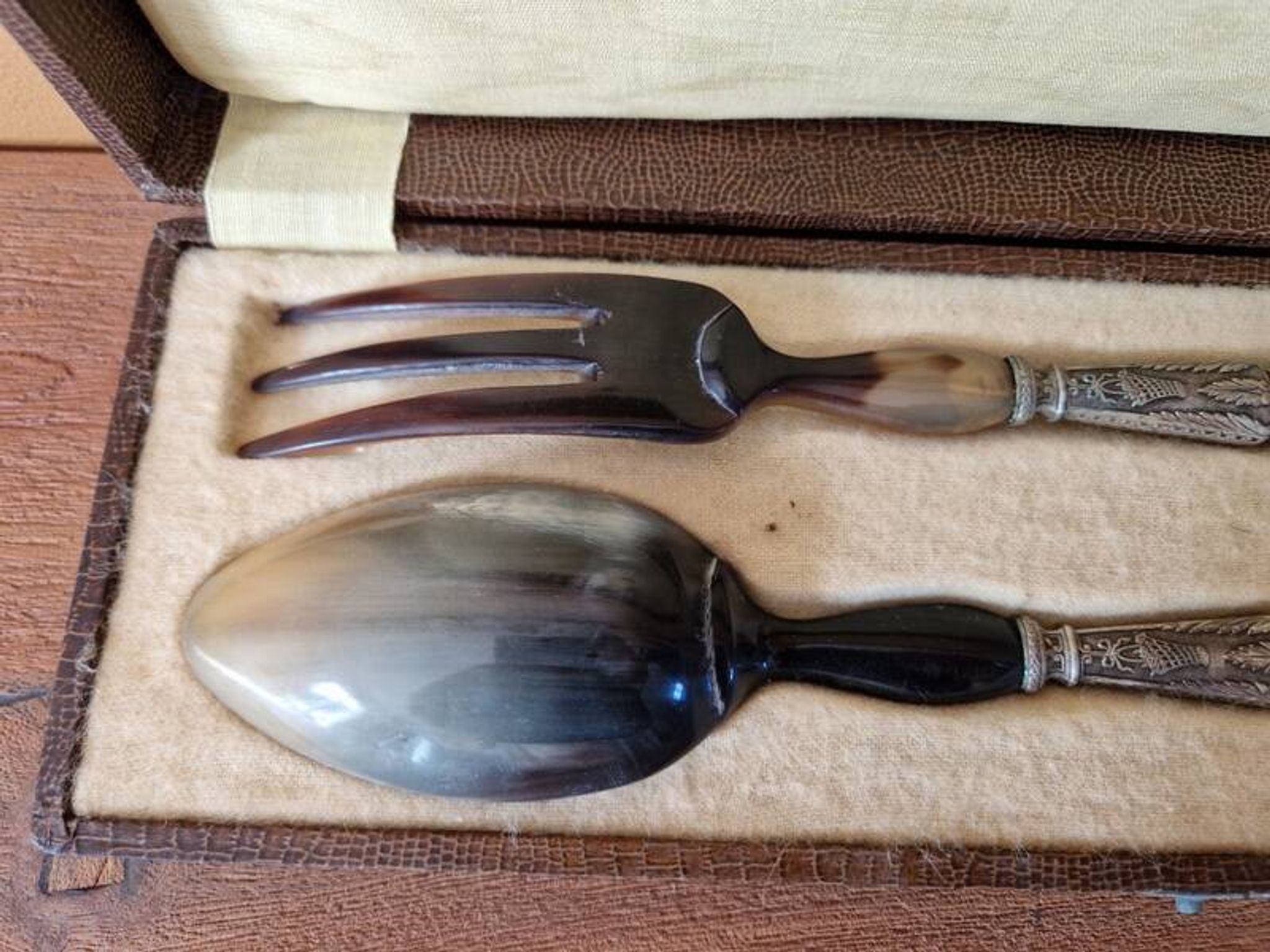 Salad serving set in horn and silver-plated metal in the Louis XVI style.
