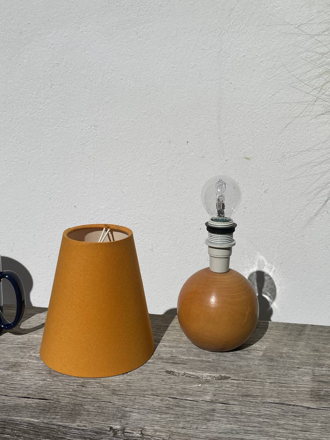 Lampe boule en bois tourné jaune 1980