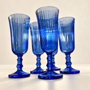 Lot de 5 flûtes à champagne en verre bleu à pied facetté
