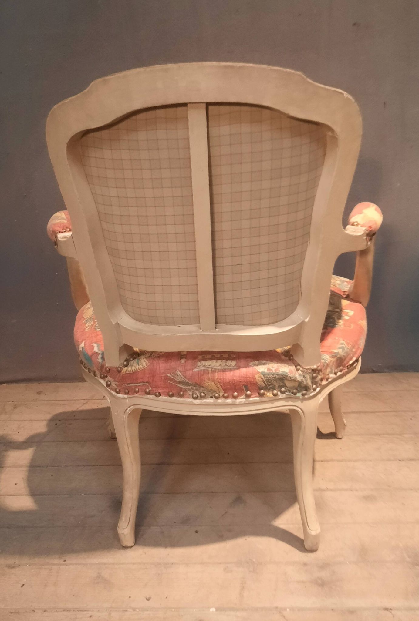 Fauteuil style Louis XV  tapissé à motif égyptien