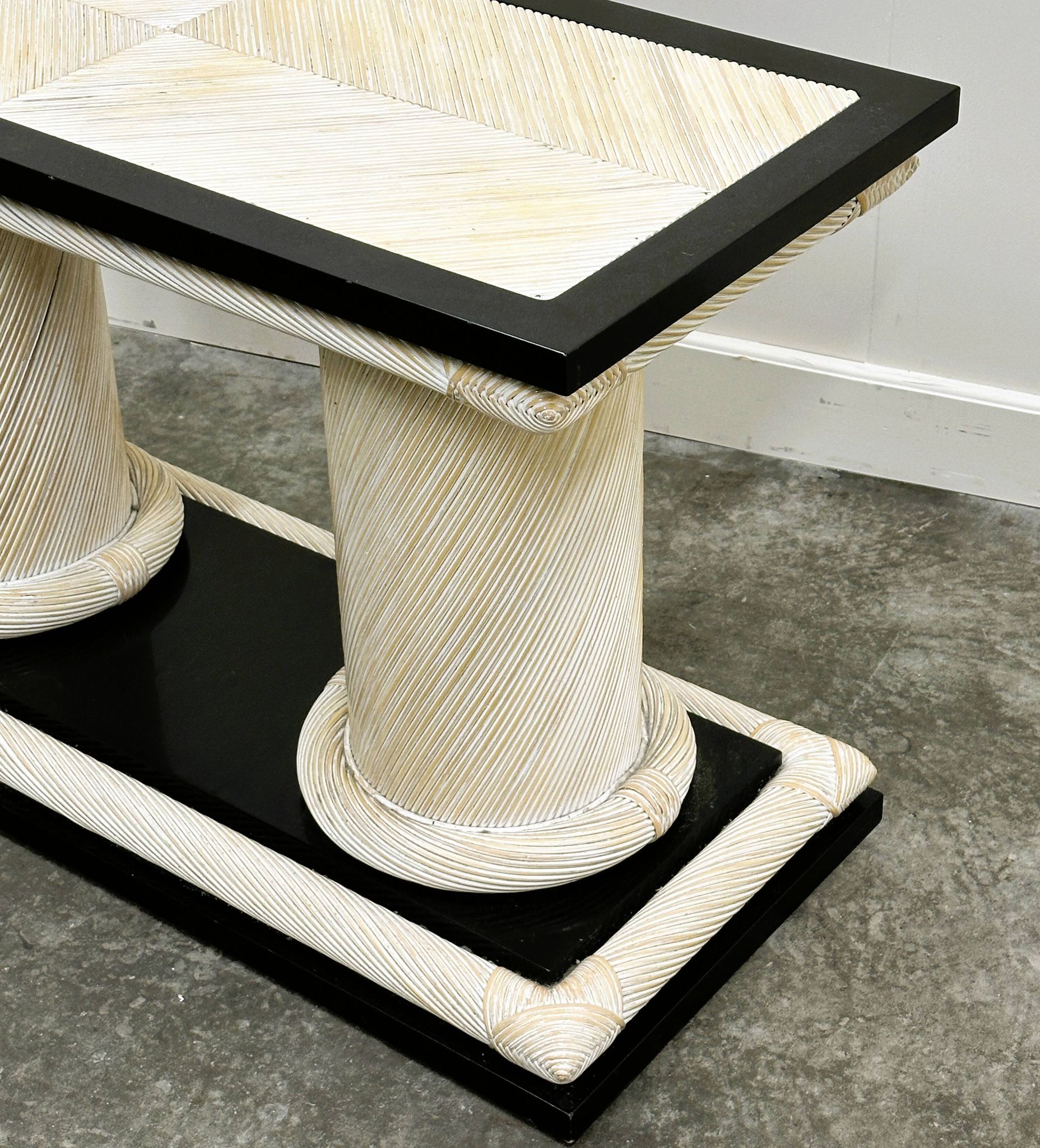 Table console en rotin organique Howard Dilday des années 1970 avec bordure laquée noire.