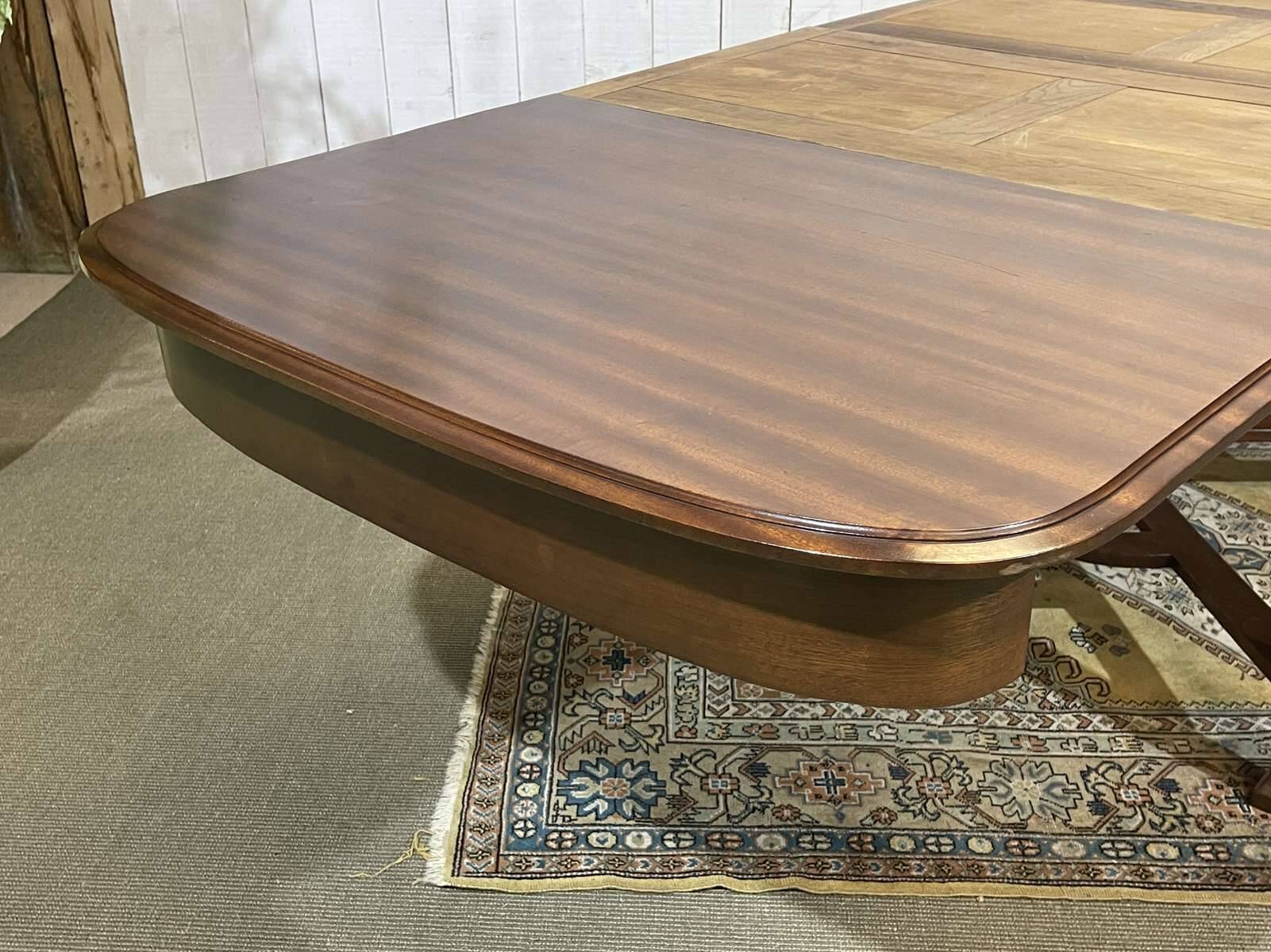 Art Nouveau dining table in mahogany in the style of Gustave Serrurier-Bovy.
