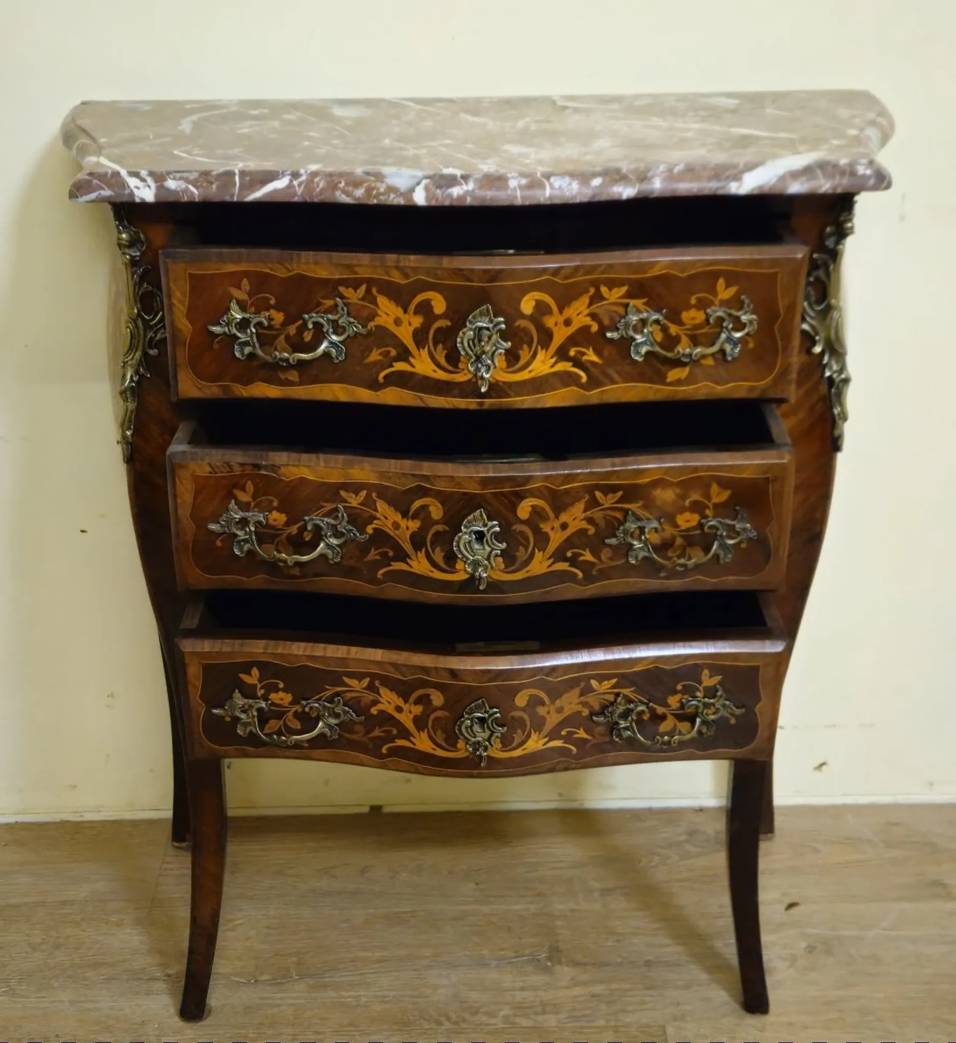Commode sauteuse style Louis XV marquetée – 3 tiroirs – Plateau marbre