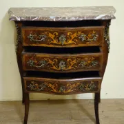 Commode sauteuse style Louis XV marquetée – 3 tiroirs – Plateau marbre