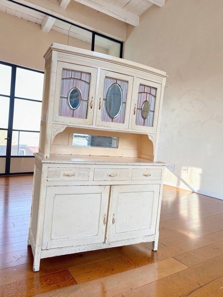 Buffet vintage blanc cassé / meuble de brocante