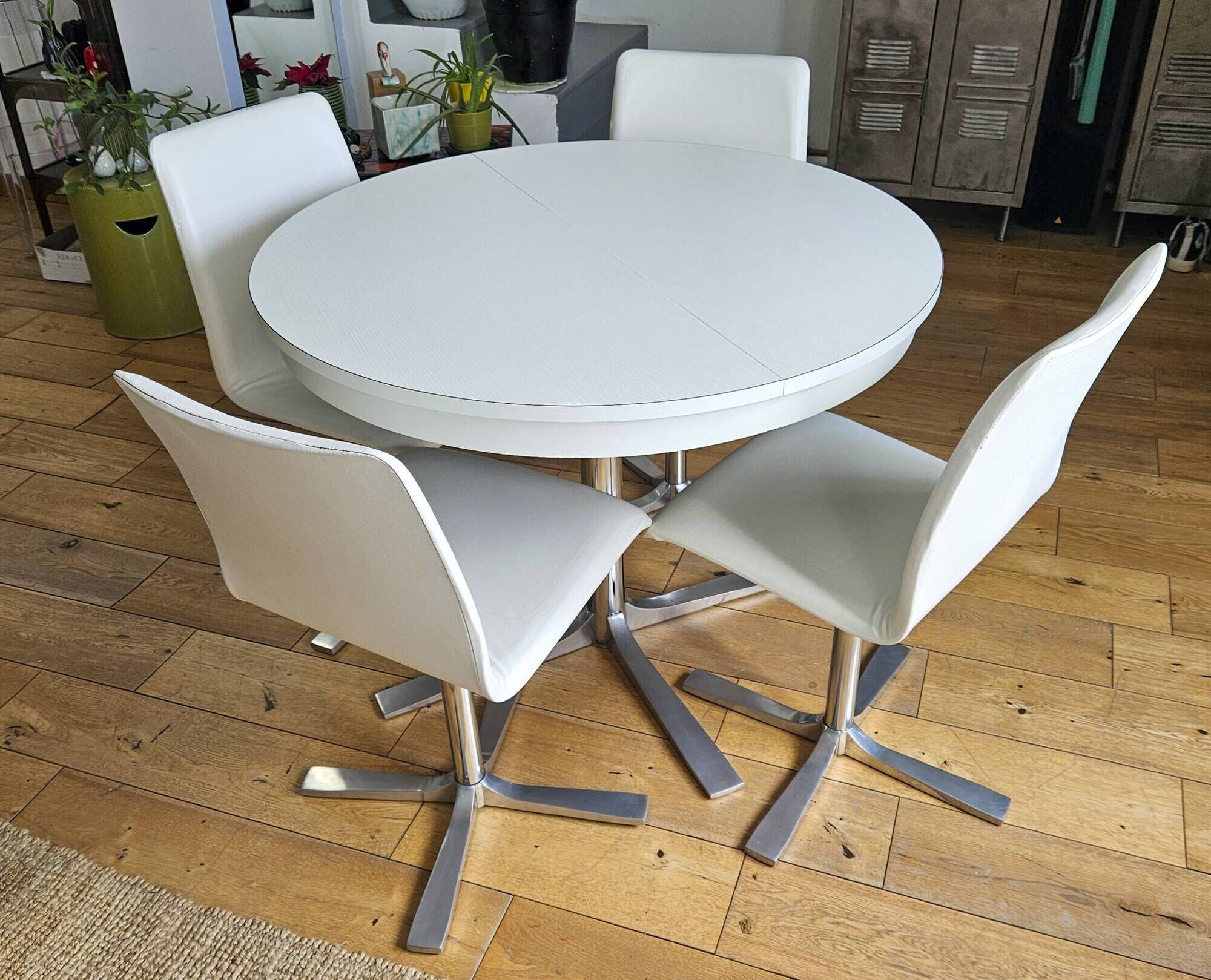 Extendable round table in white formica and 4 matching chairs by Roche Bobois.