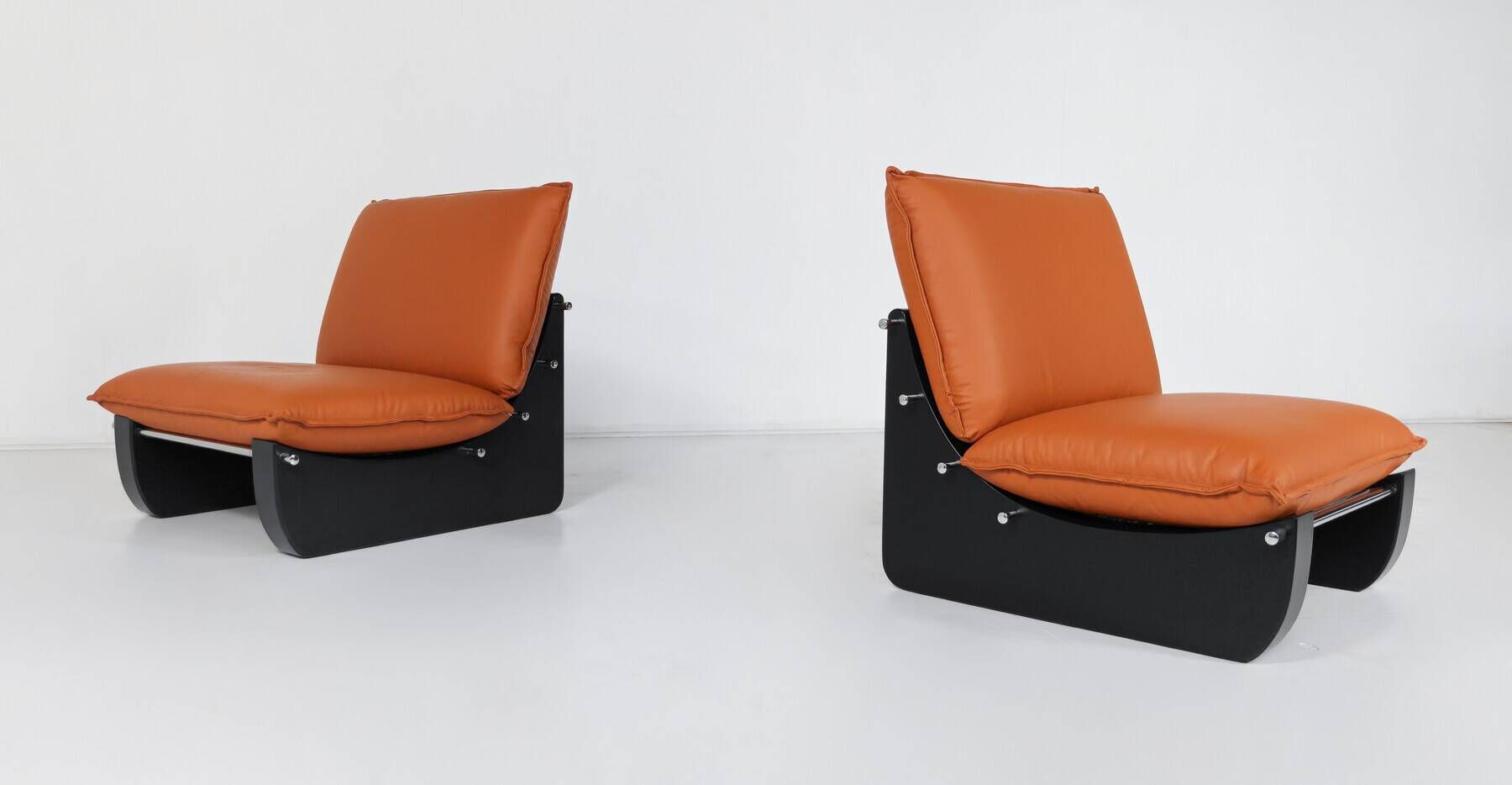 Pair of Armchairs by Guiseppe Munari, Italy, 1970s - New Upholstery