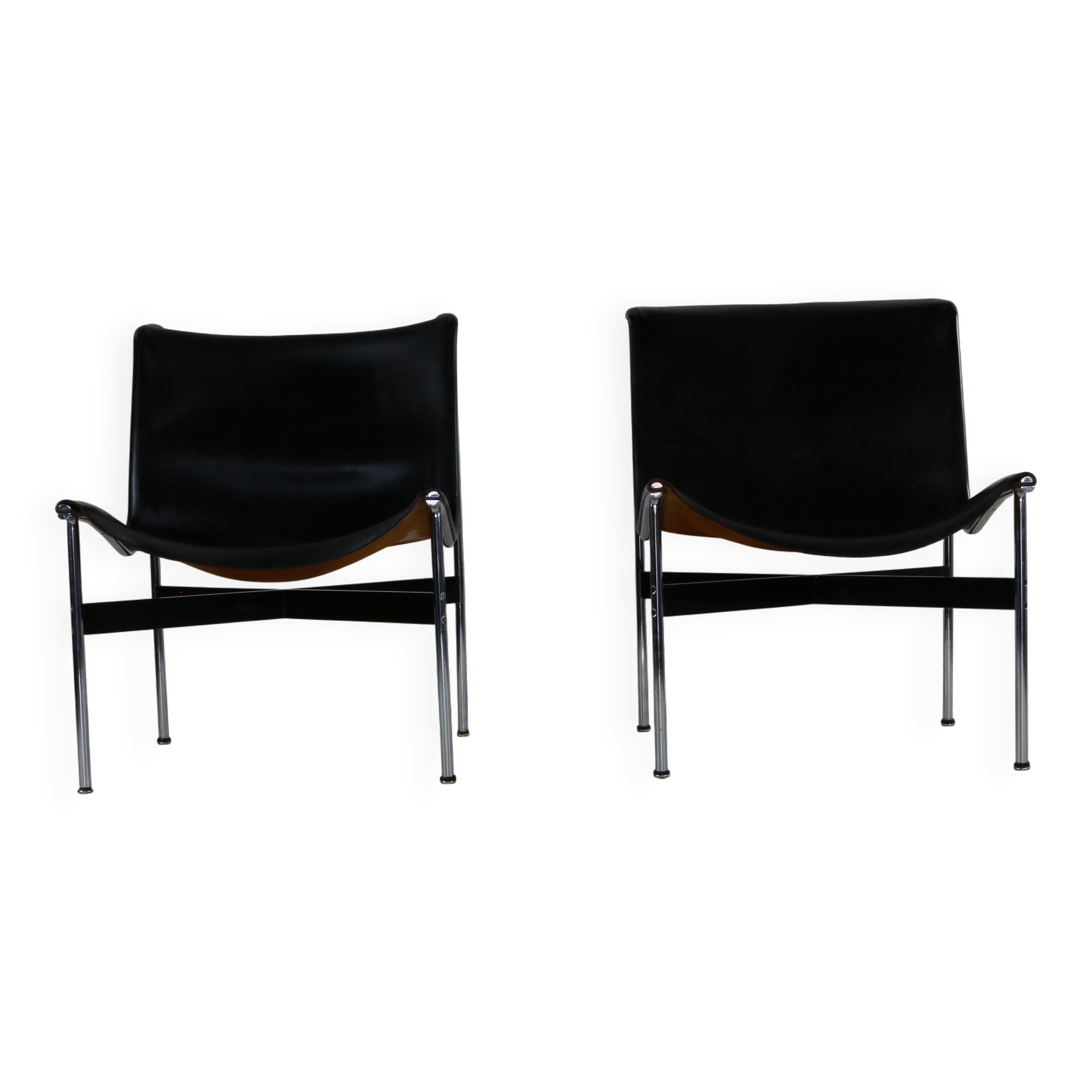Un ensemble de deux chaises longues
