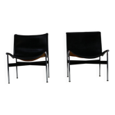 Un ensemble de deux chaises longues