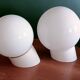 Paire d'appliques boules en verre opalin