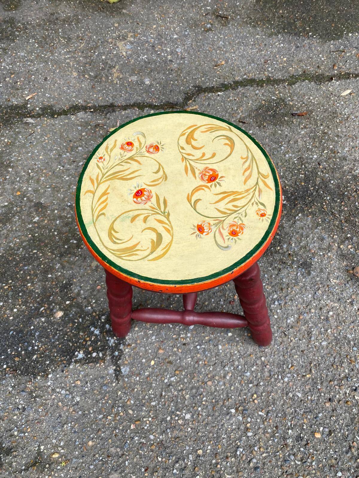 Asian tripod stool in solid wood, burgundy and beige flowers