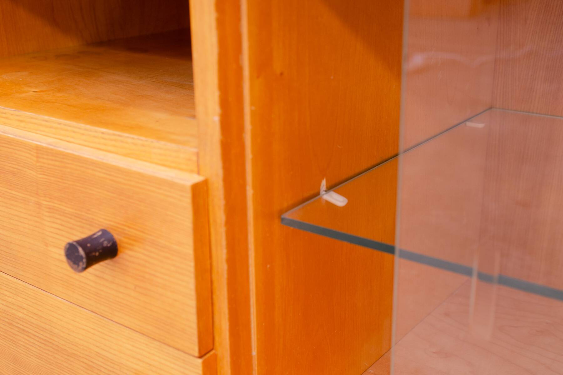 Armoire-bibliothèque vitrée vintage par Mojmír Požár, Tchécoslovaquie, 1960