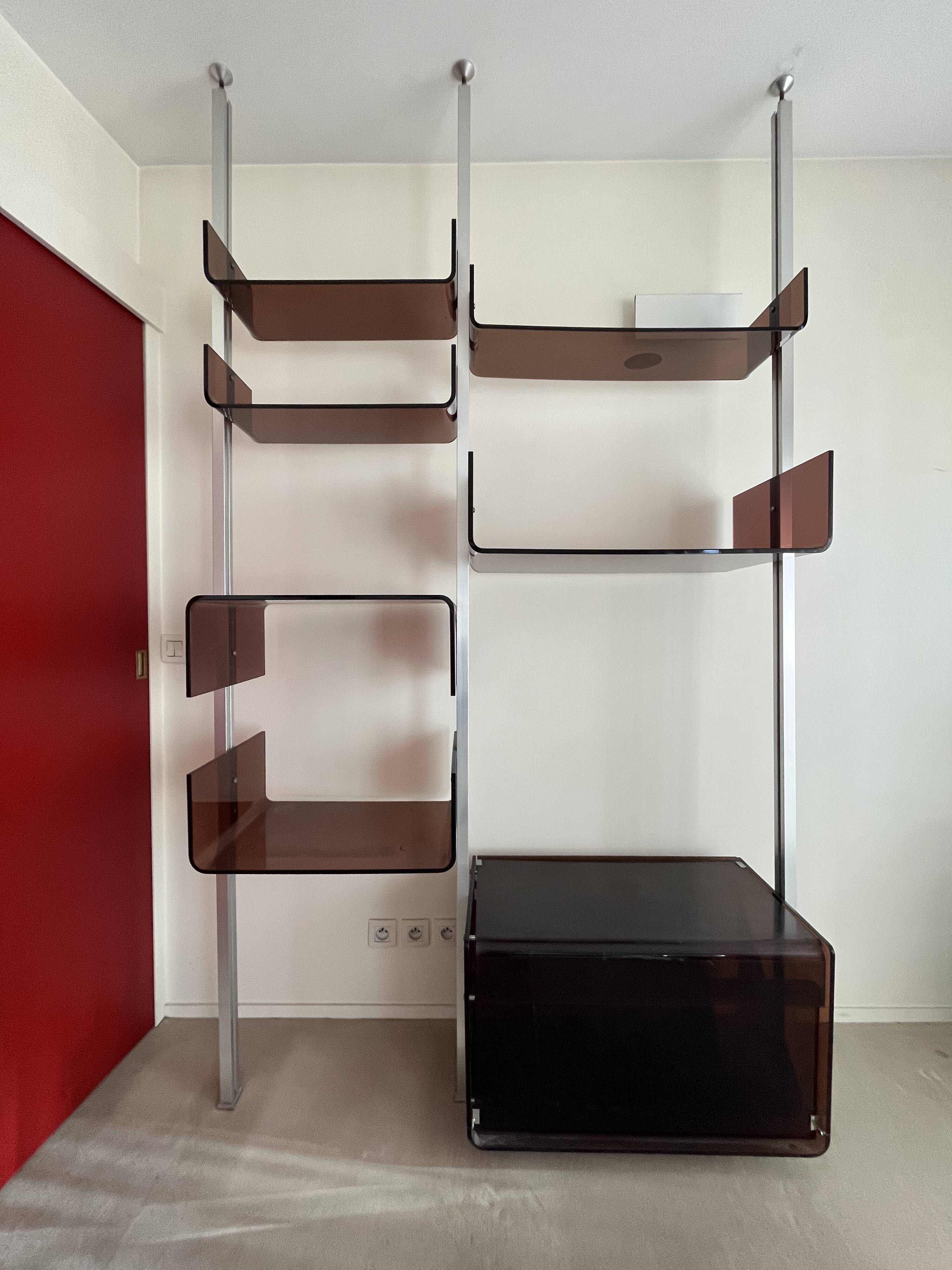 Modular bookcase in aluminum and smoked plexiglass
