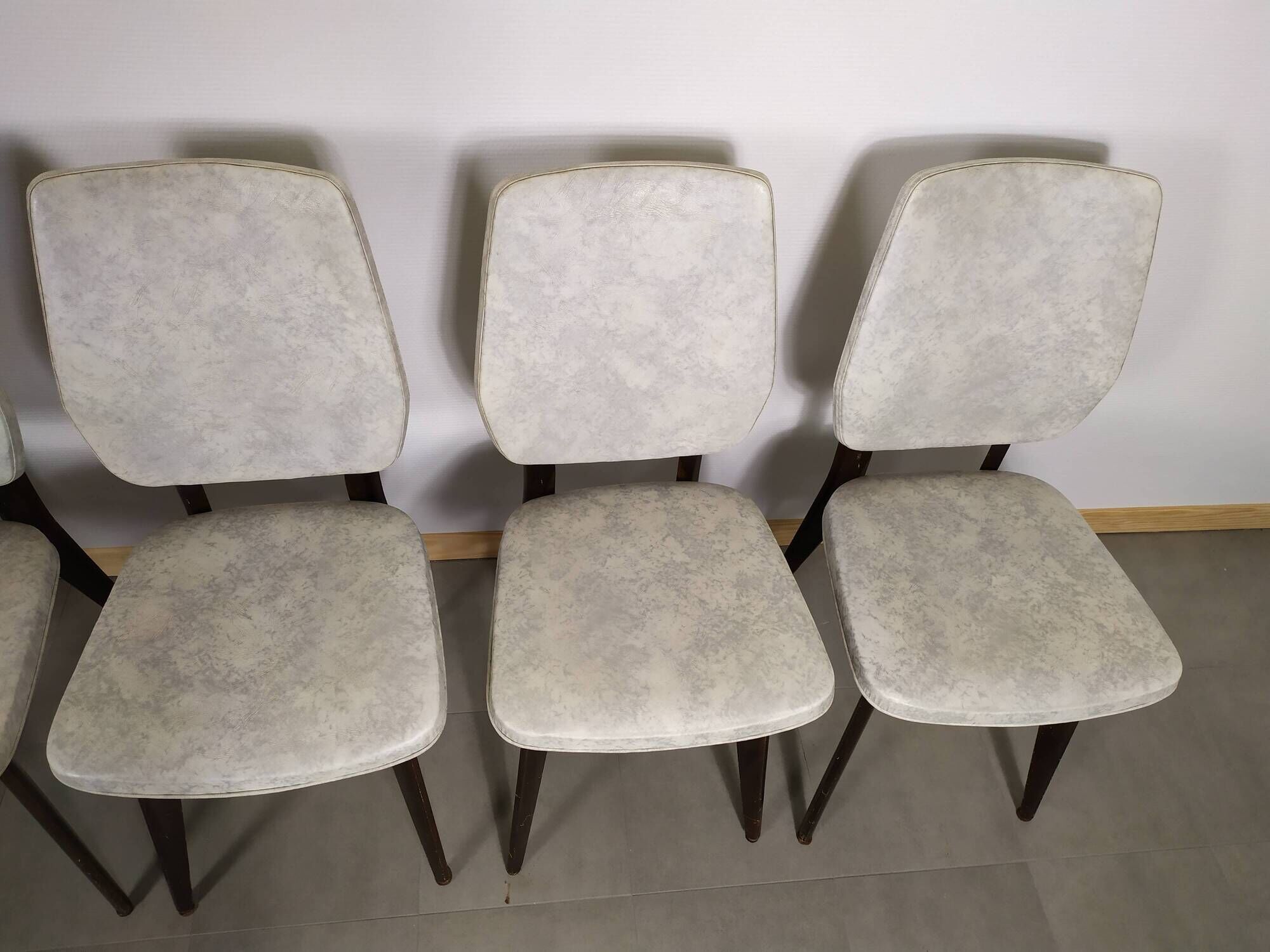 suite of 6 wooden chair and marbled grey white skai