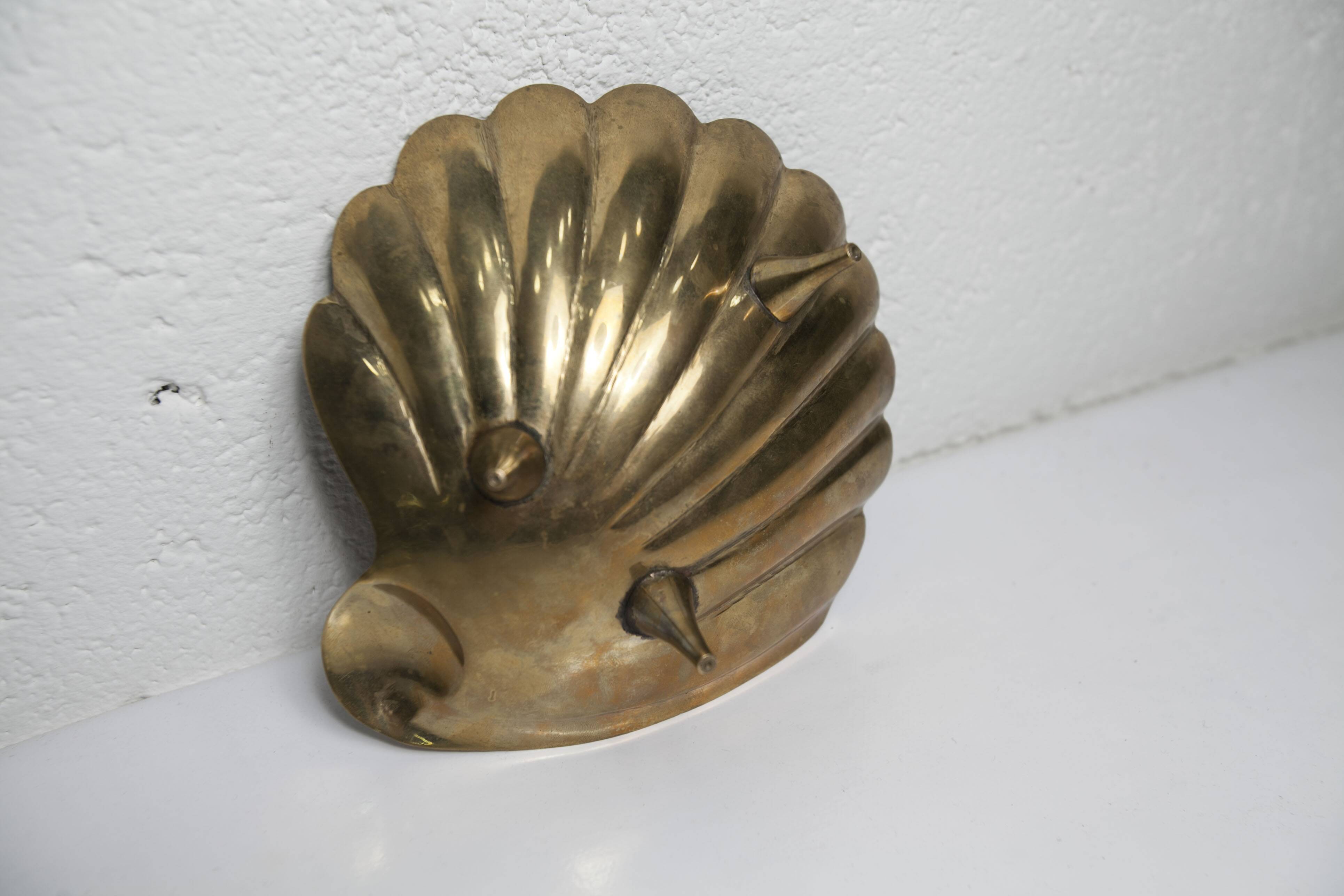 Shell cup in enameled brass