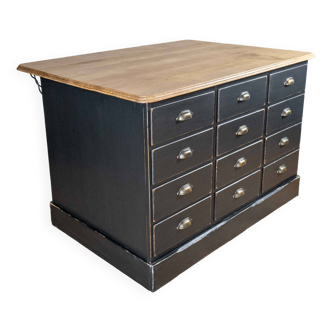 Central island / counter in trade furniture style