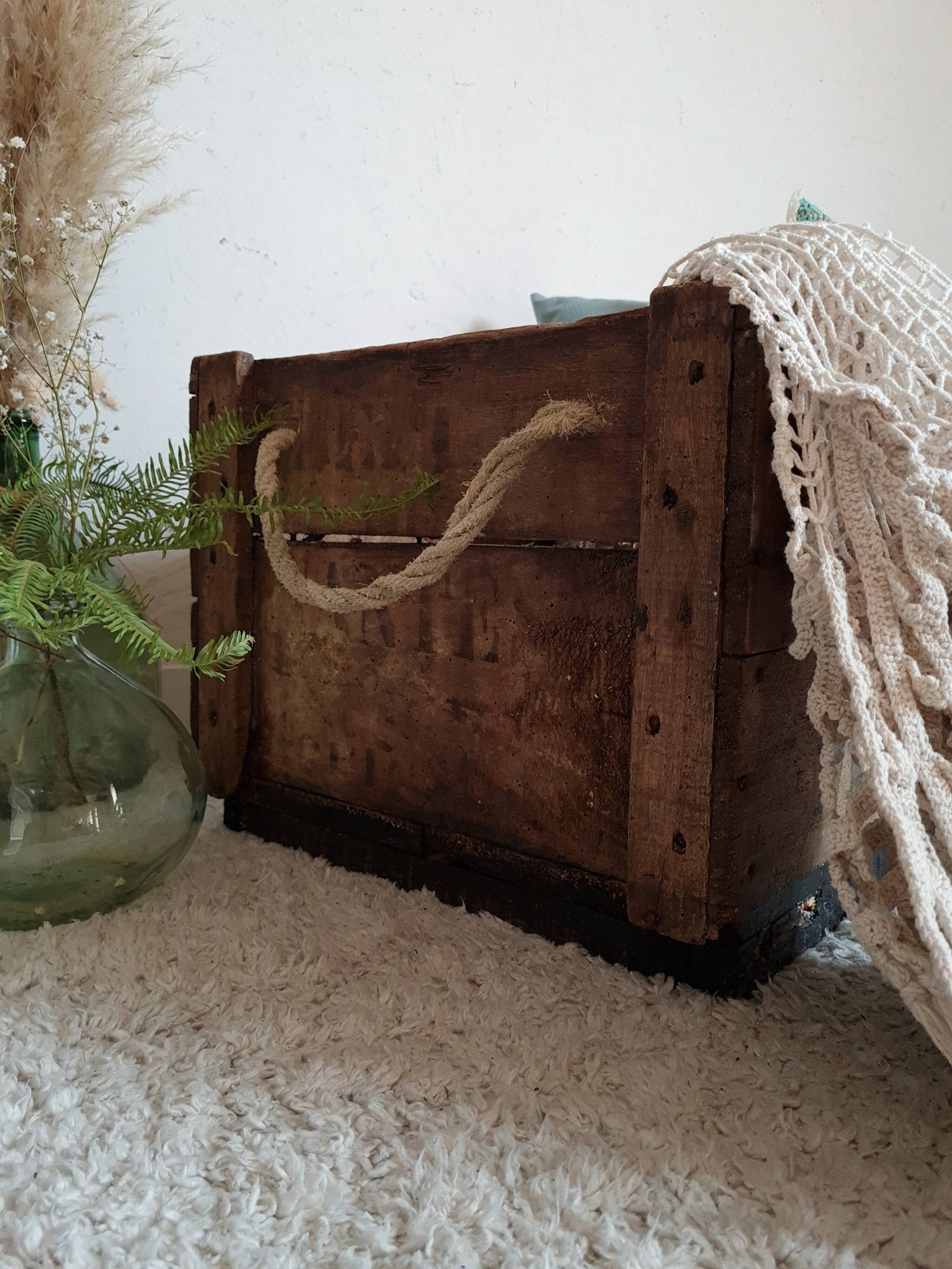 Old wooden box screen-printed Chocolate Menier