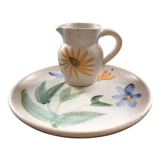 Flat plate and pitcher floral decoration