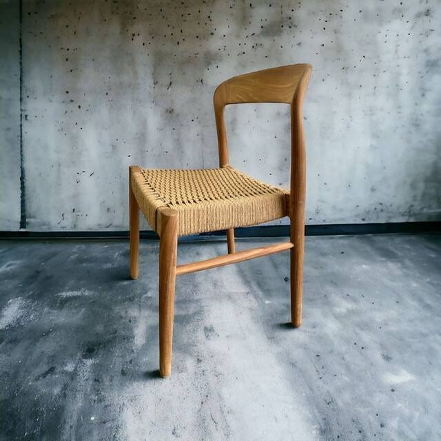 Chaise en bois massif avec assise tressée