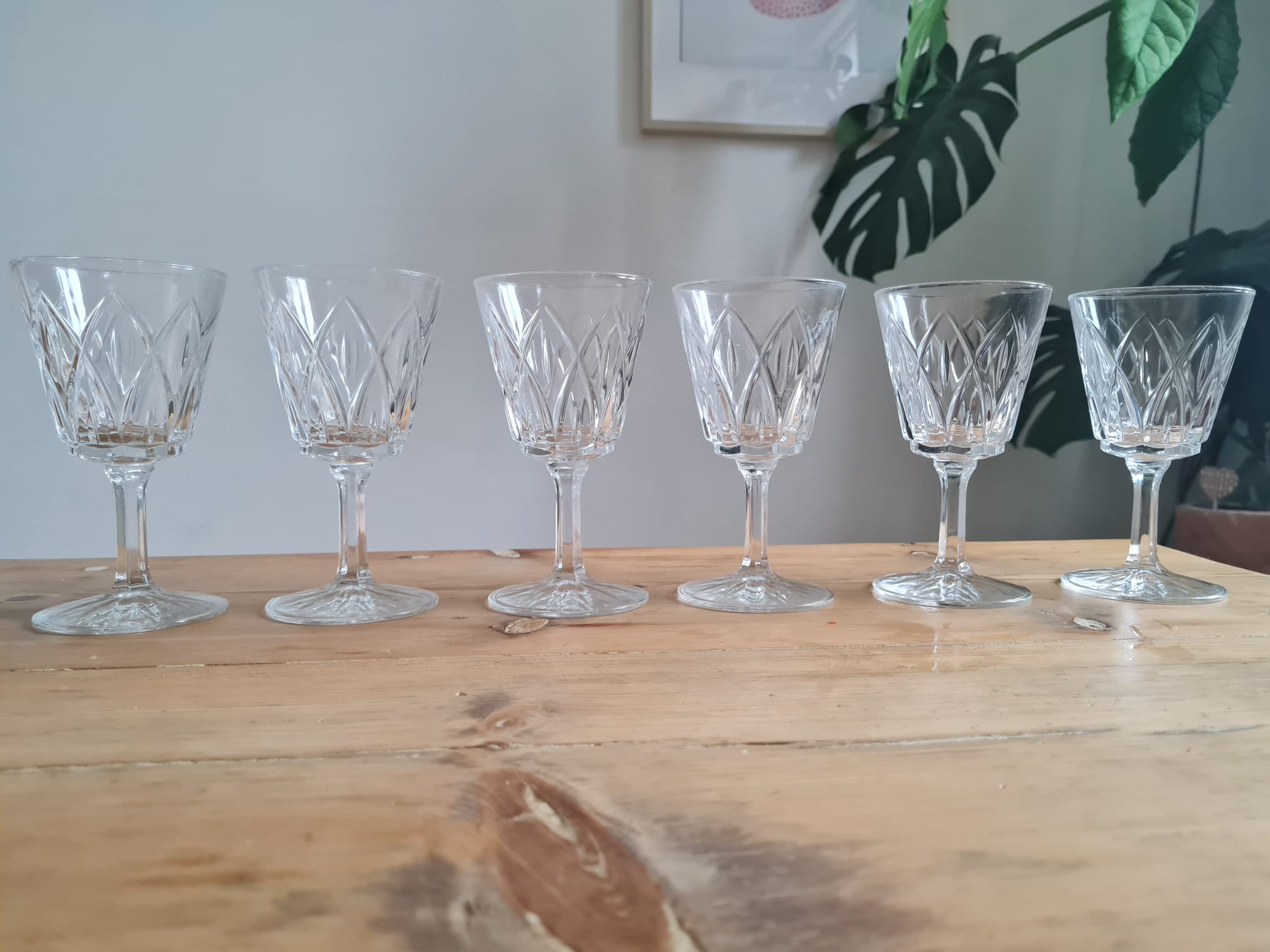Service of 6 chiseled wine glasses