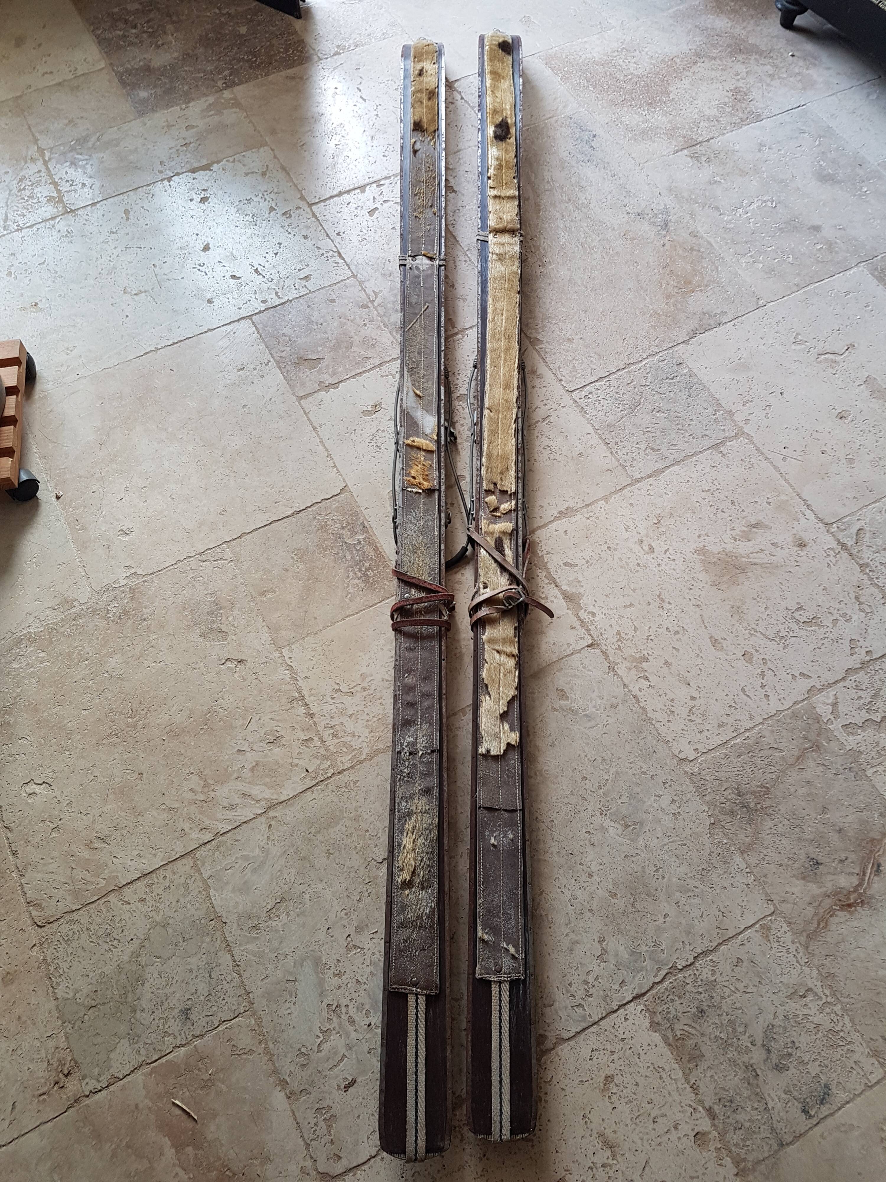 Nordic skiing in wood and skin former