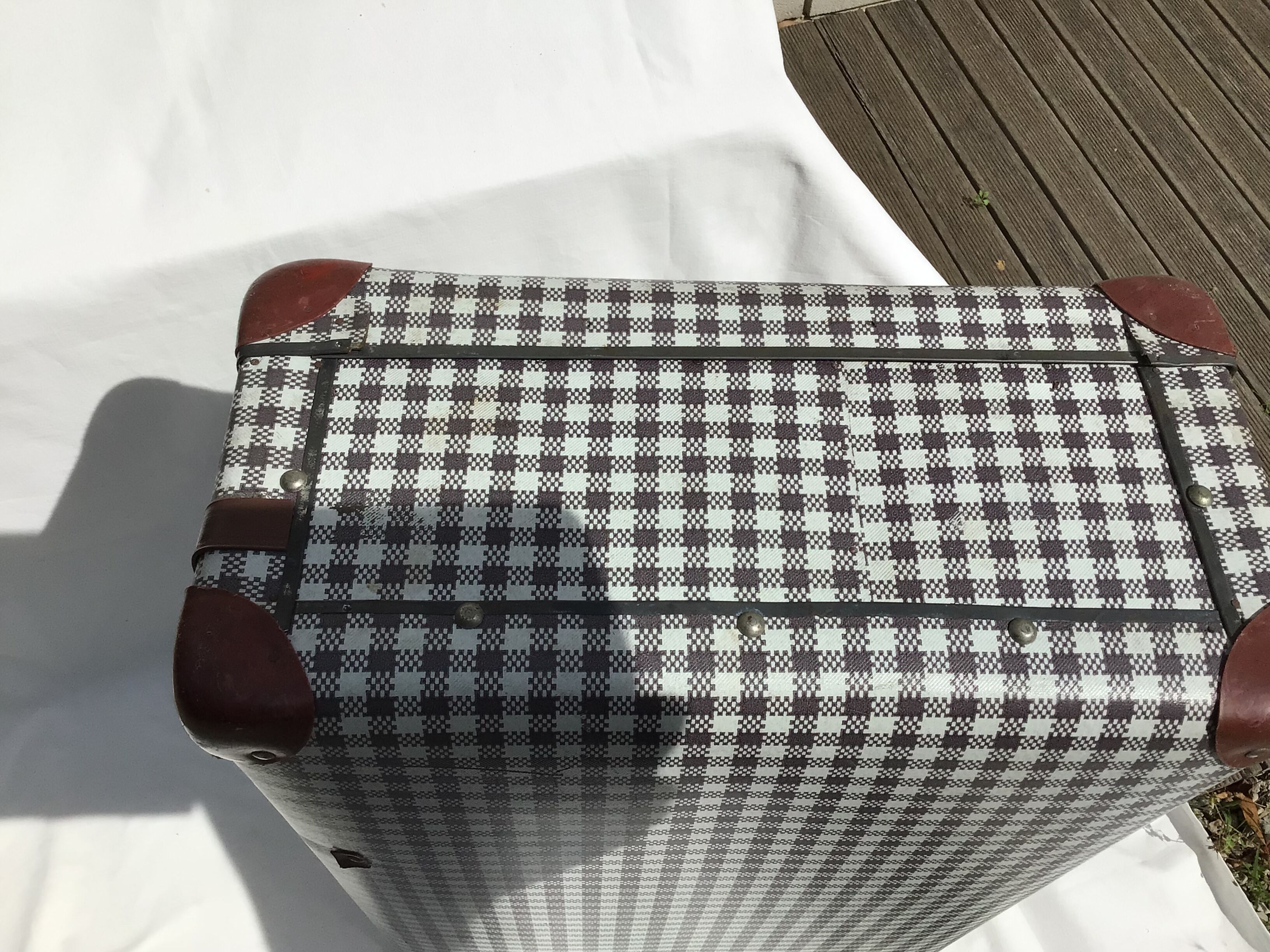 Suitcase cardboard tiles corners brown red