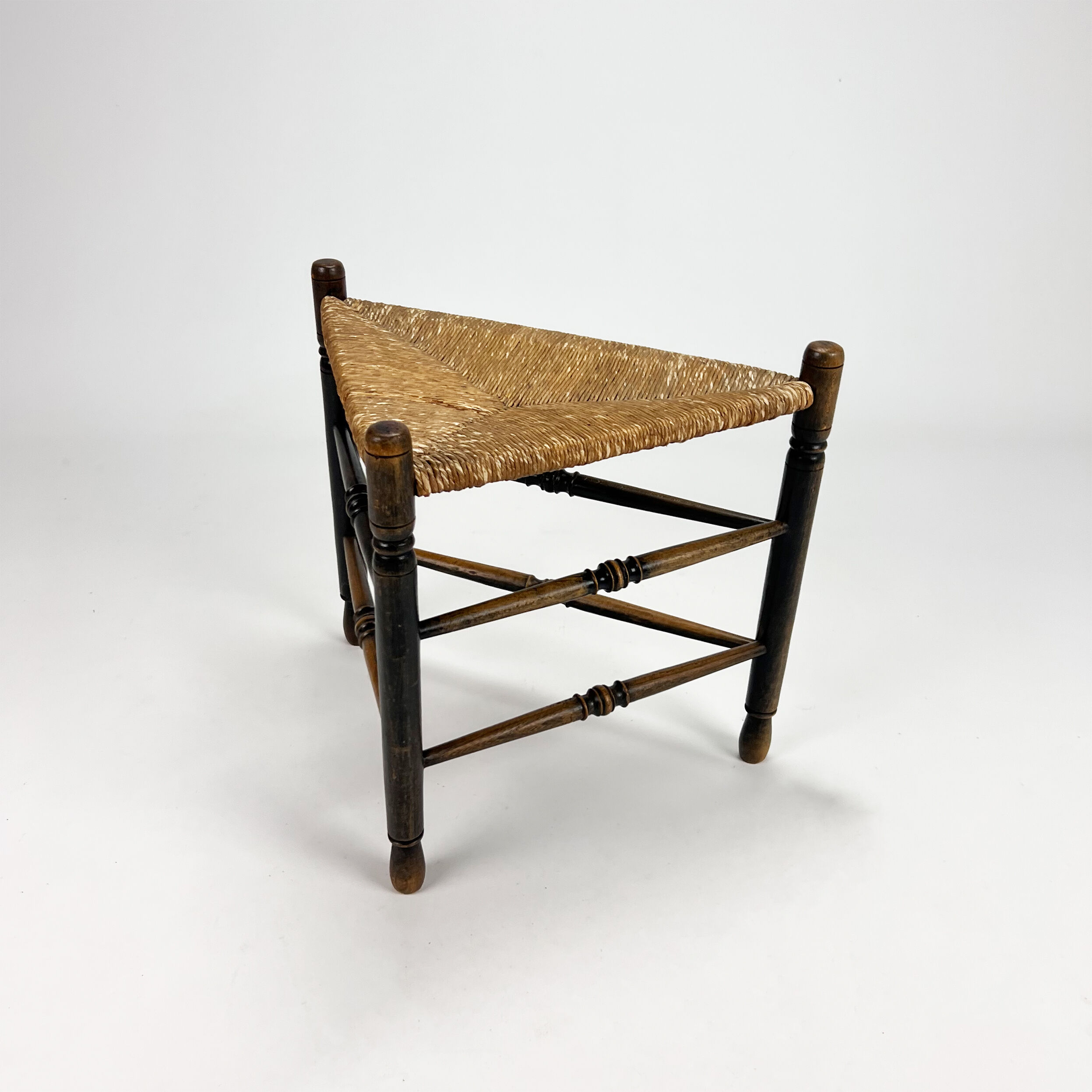 Tabouret triangulaire en chêne massif et osier, années 1950
