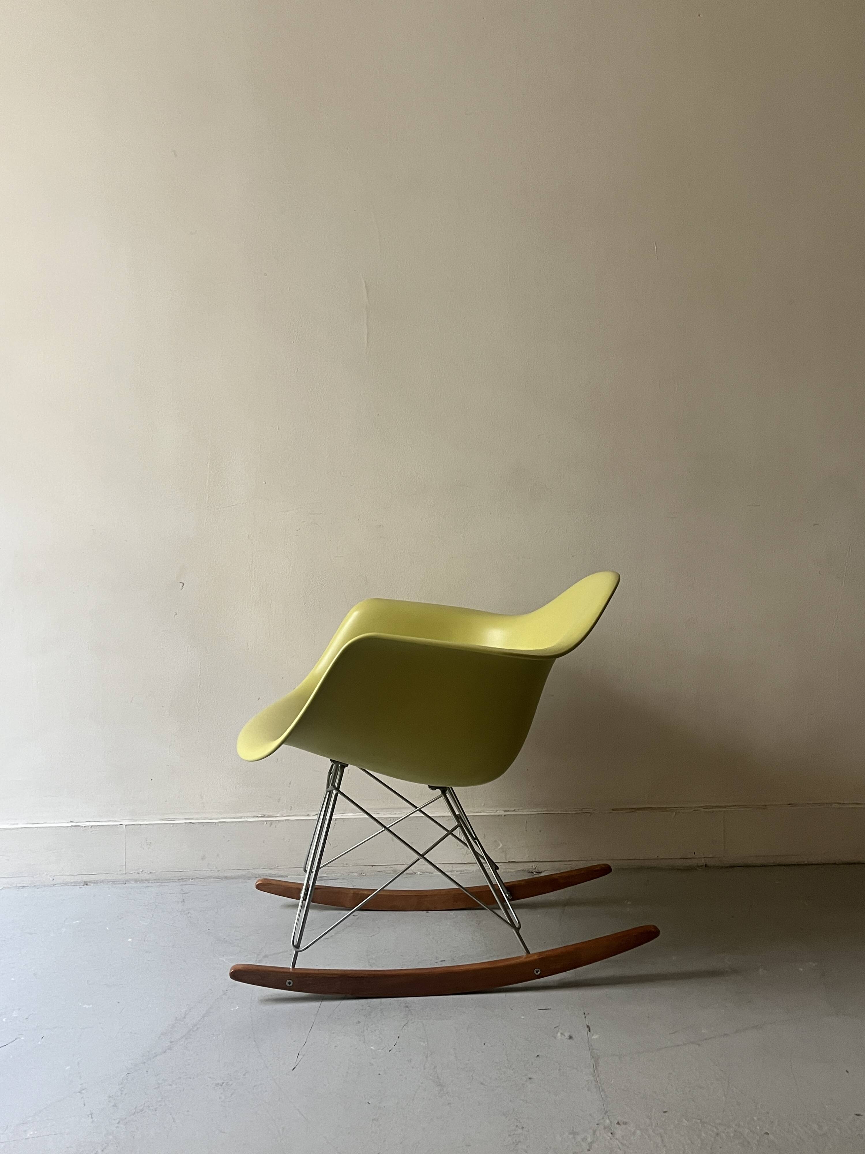 Rocking chair design Eames Plastic Armchair RE RAR, edition Vitra