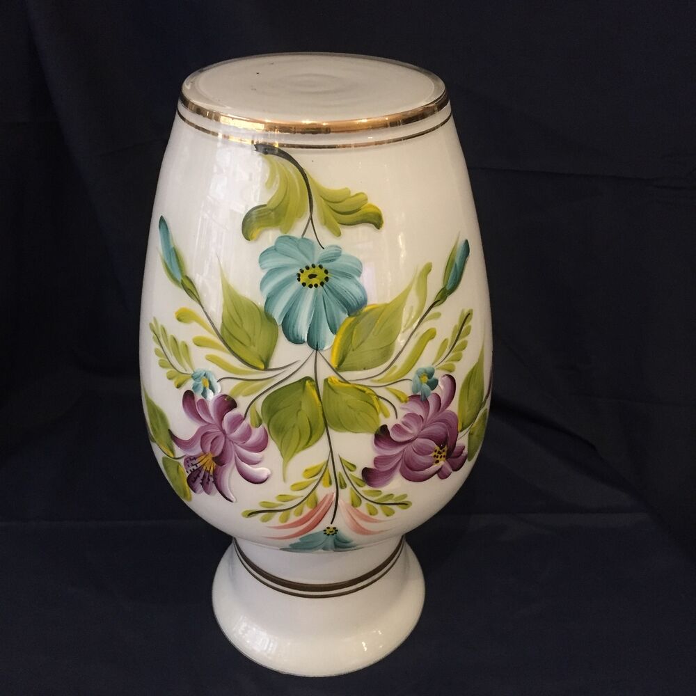 Vase in white opaline floral decoration