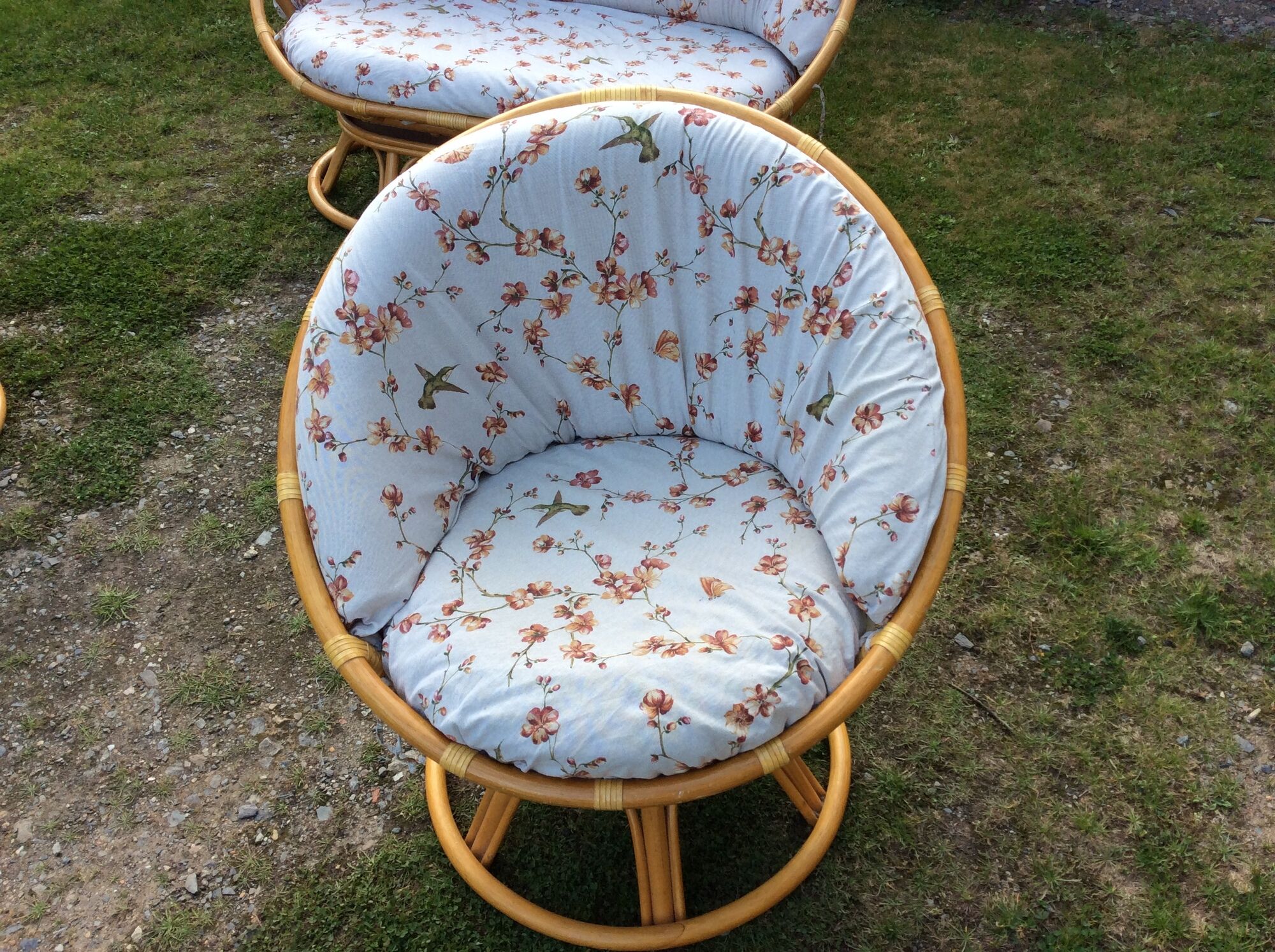 Vintage rattan lounge 1 bench and 2 swivel armchairs in perfect condition.