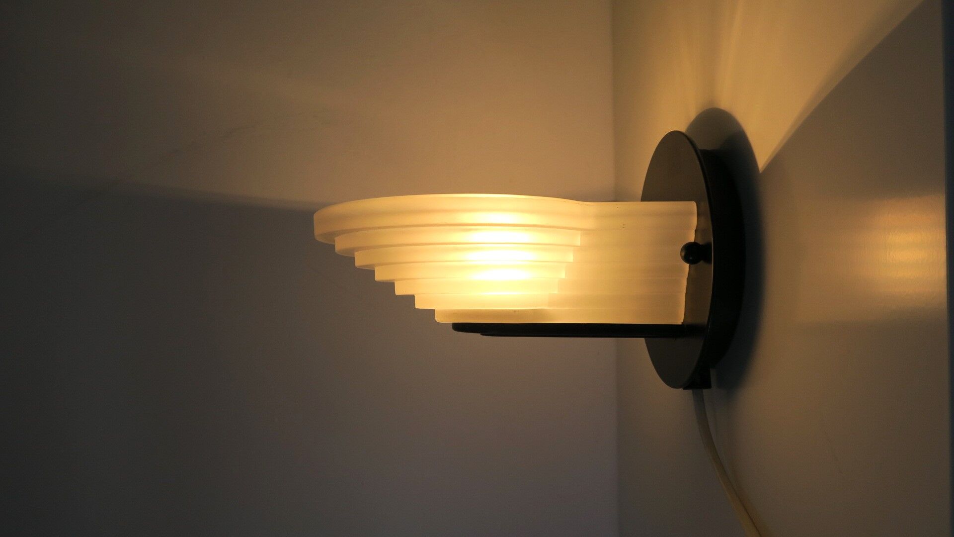 Italian wall lamp in satin glass 80s