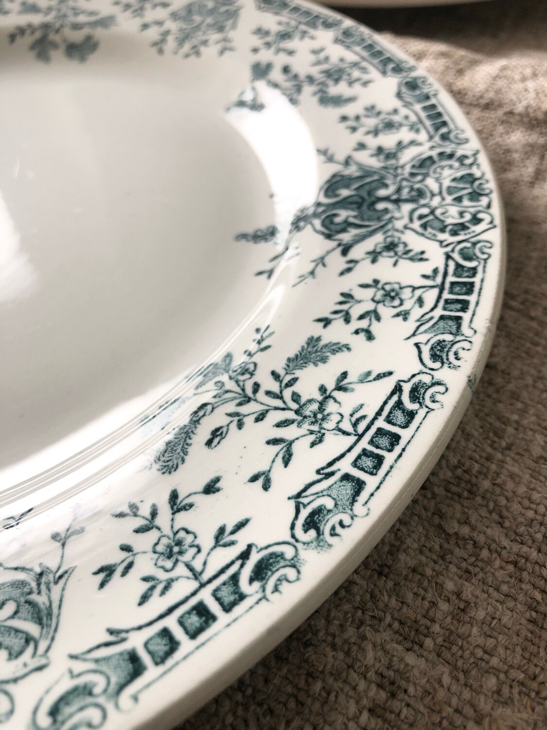 10 hollow plates and 12 flat plates fontainebleau