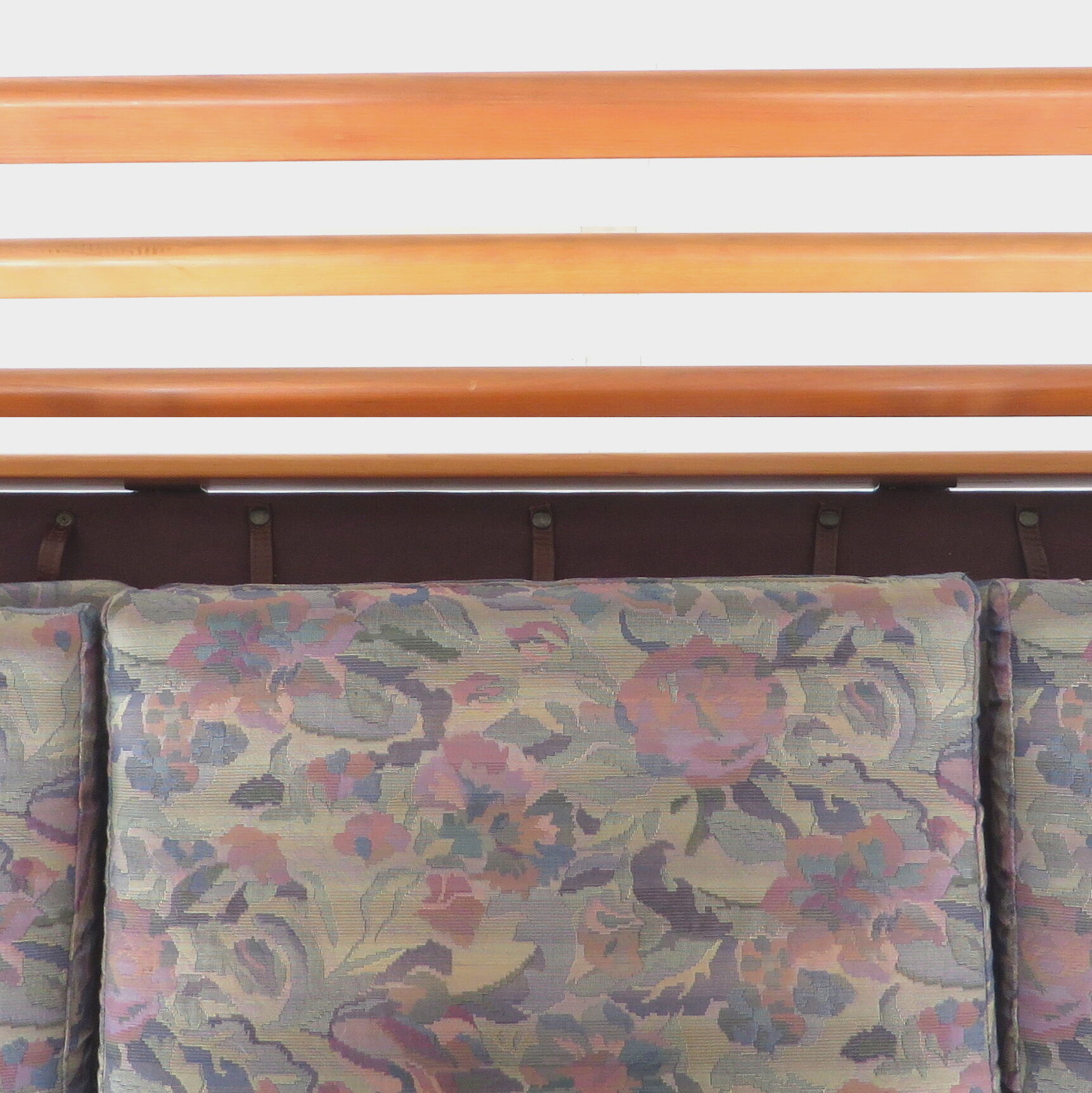 Canapé design danois à trois places avec cadre en bois en cerisier