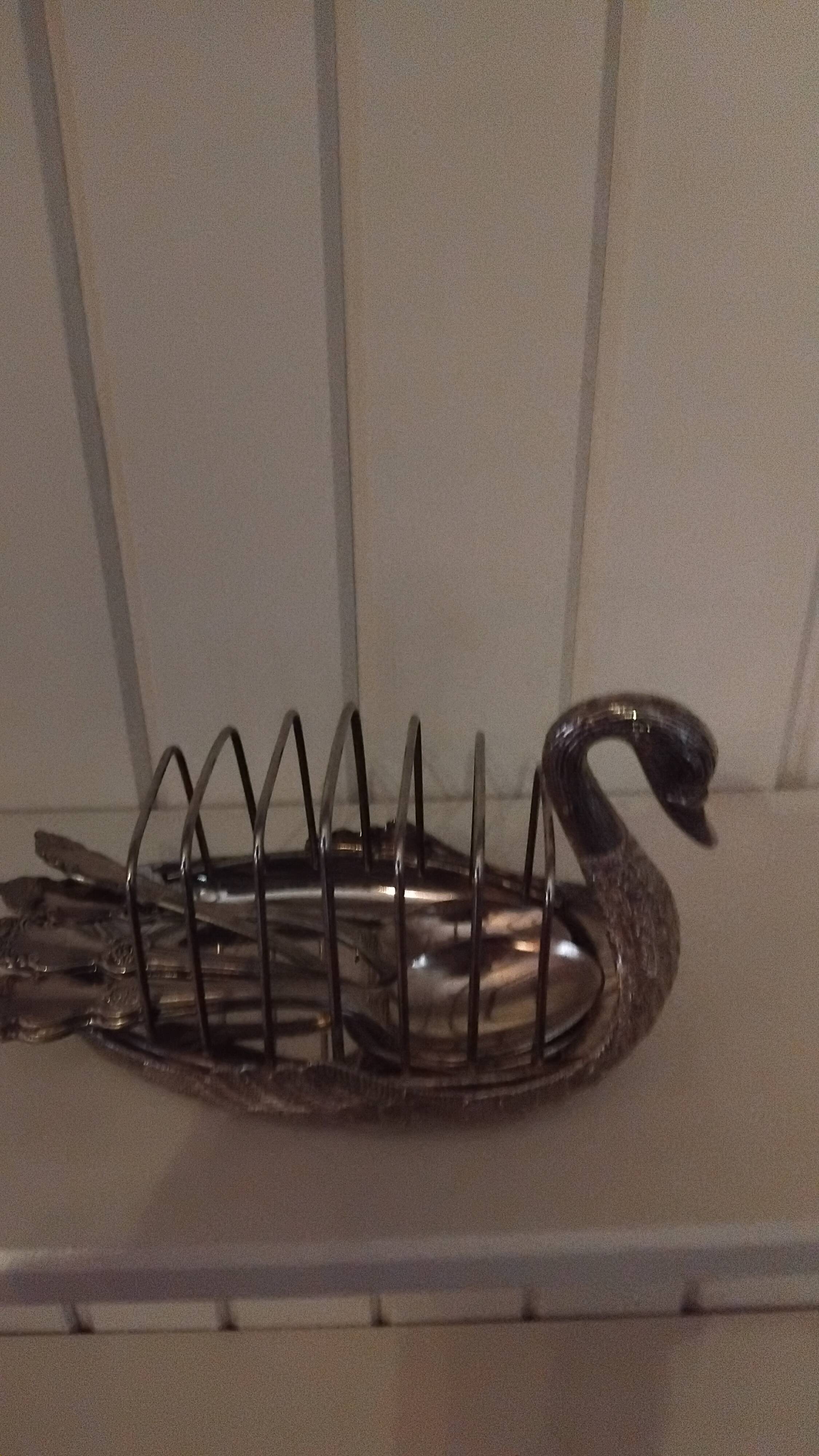 Service a toast with 6 silver-plated spoons.