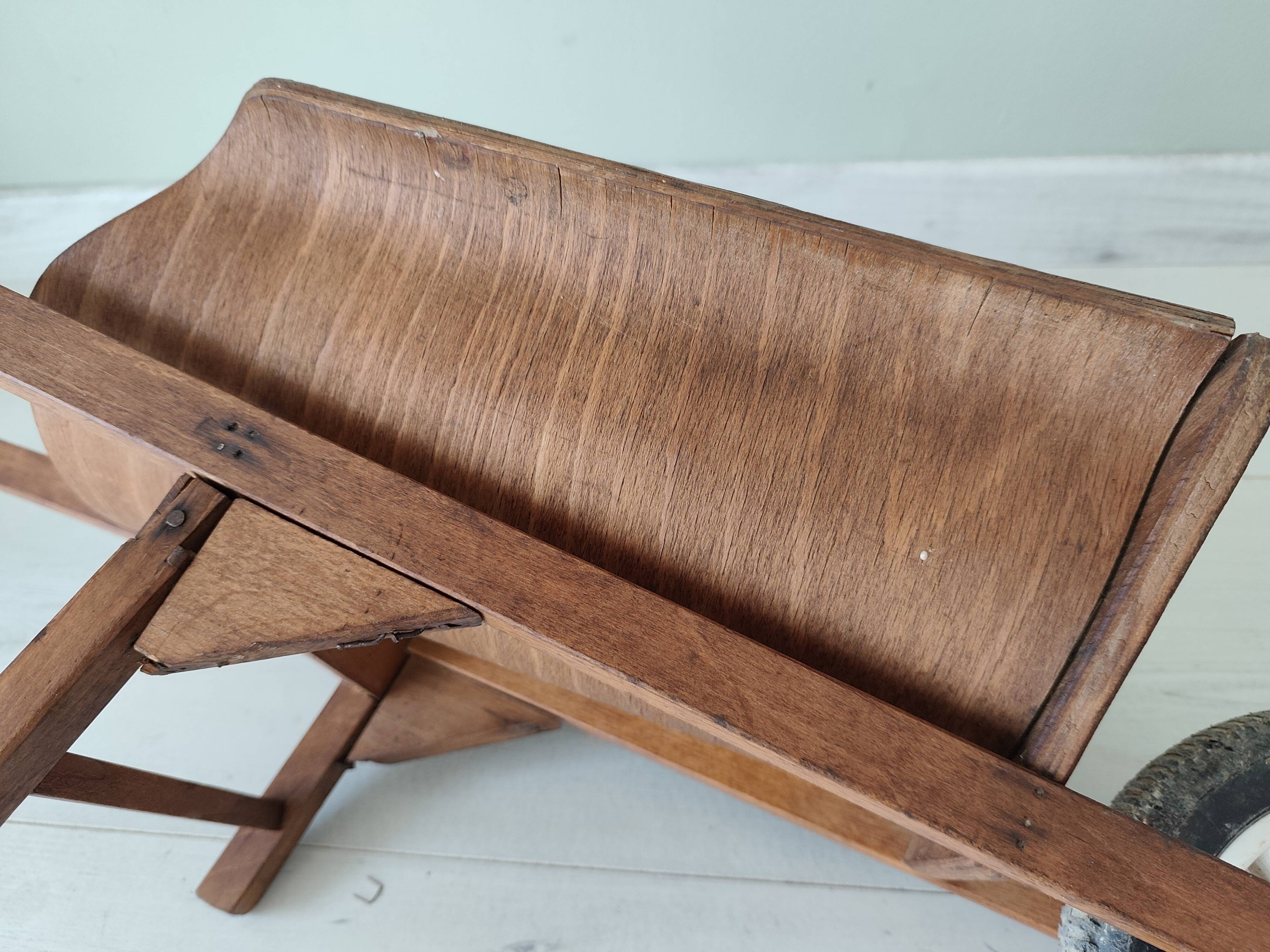 Ancienne brouette d'enfant jouet en bois