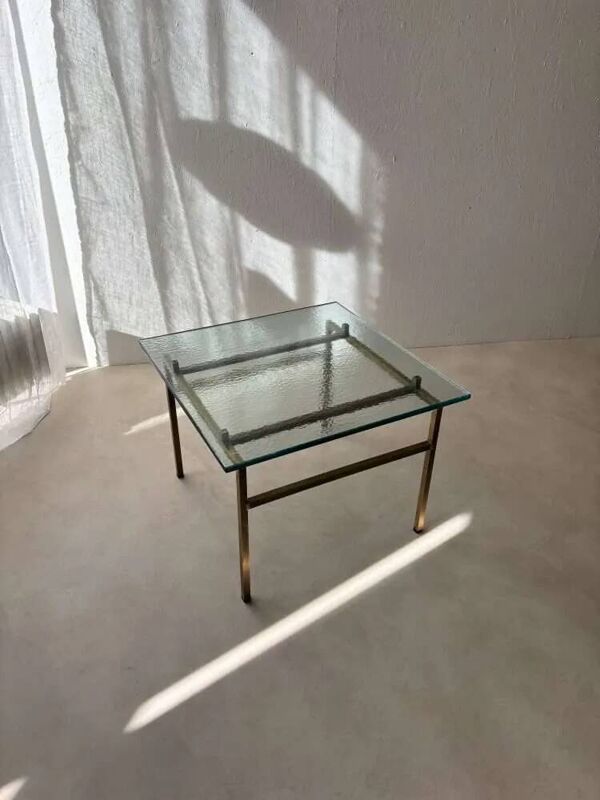Table basse en laiton suédois avec un plateau en verre marbré des années 1960.