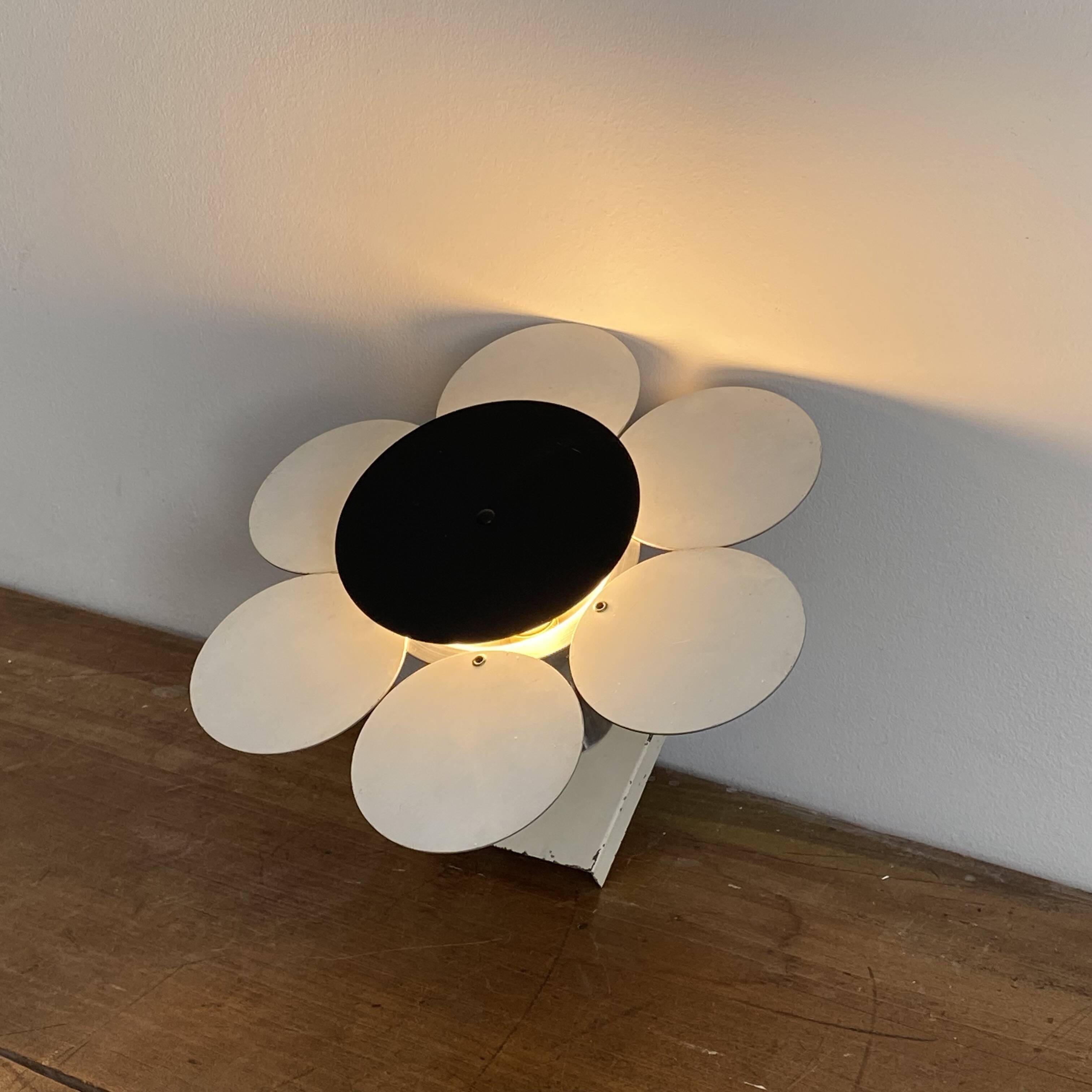 Vintage flower wall light. 1970. Space age.