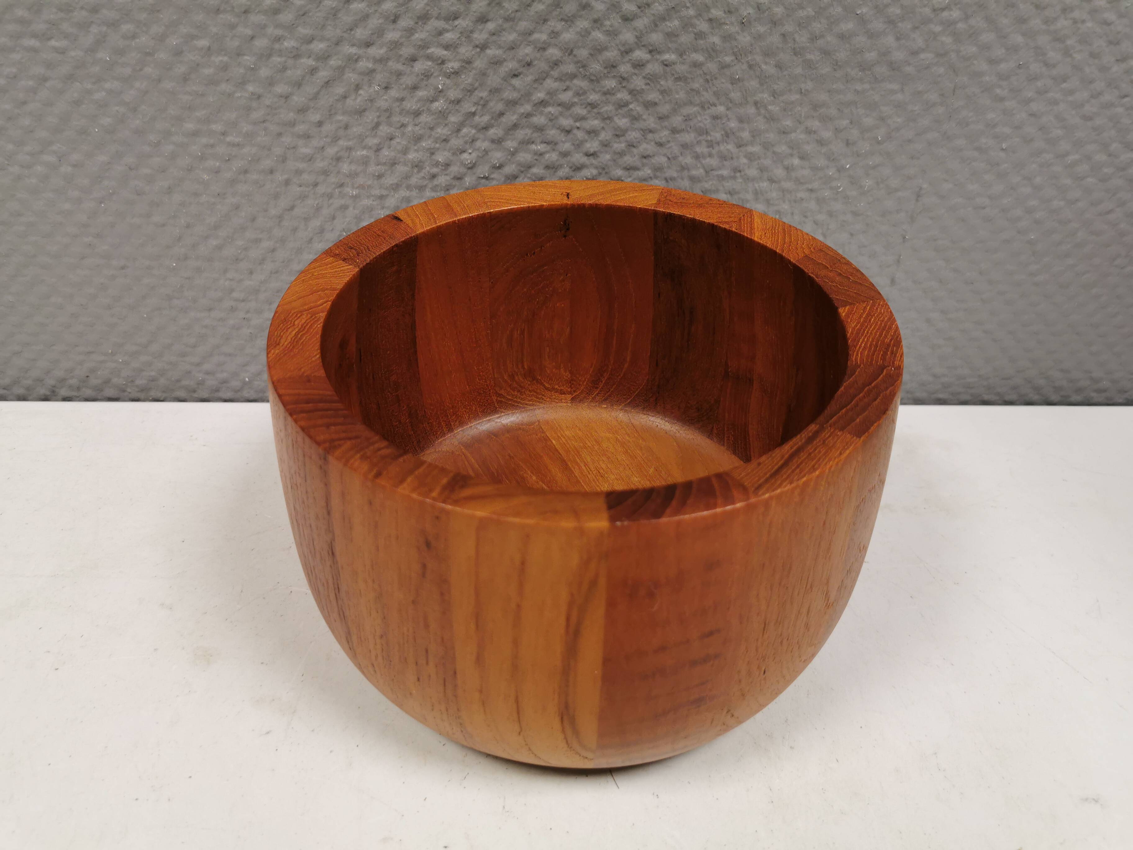 Beautiful large teak bowl from the 1970s by Nissen Denmark
