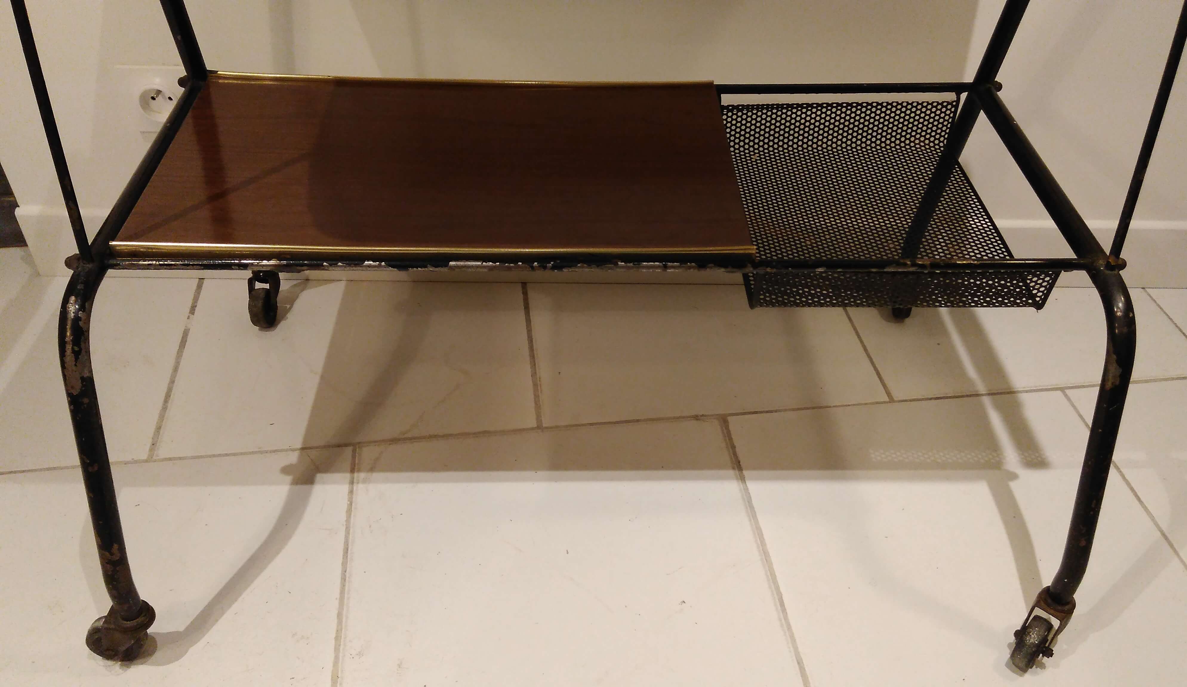 Red scoubidou handles wheeled serving table