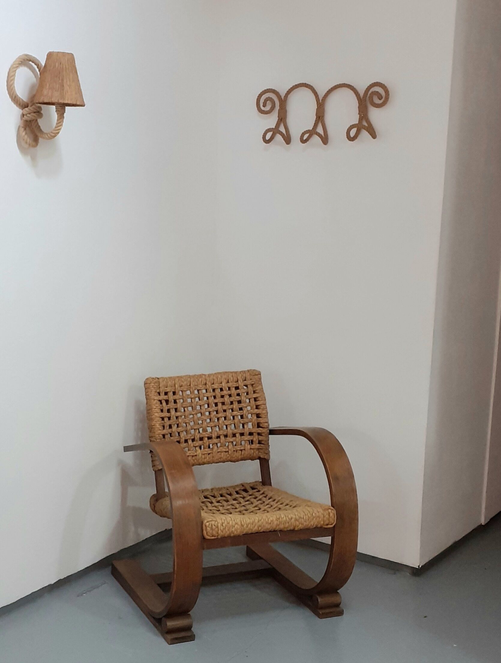 Wall-mounted rope coat rack
