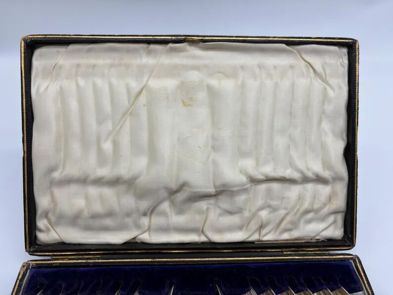 Service of 12 silver-plated metal coffee spoons with tongs and box from around 1900.