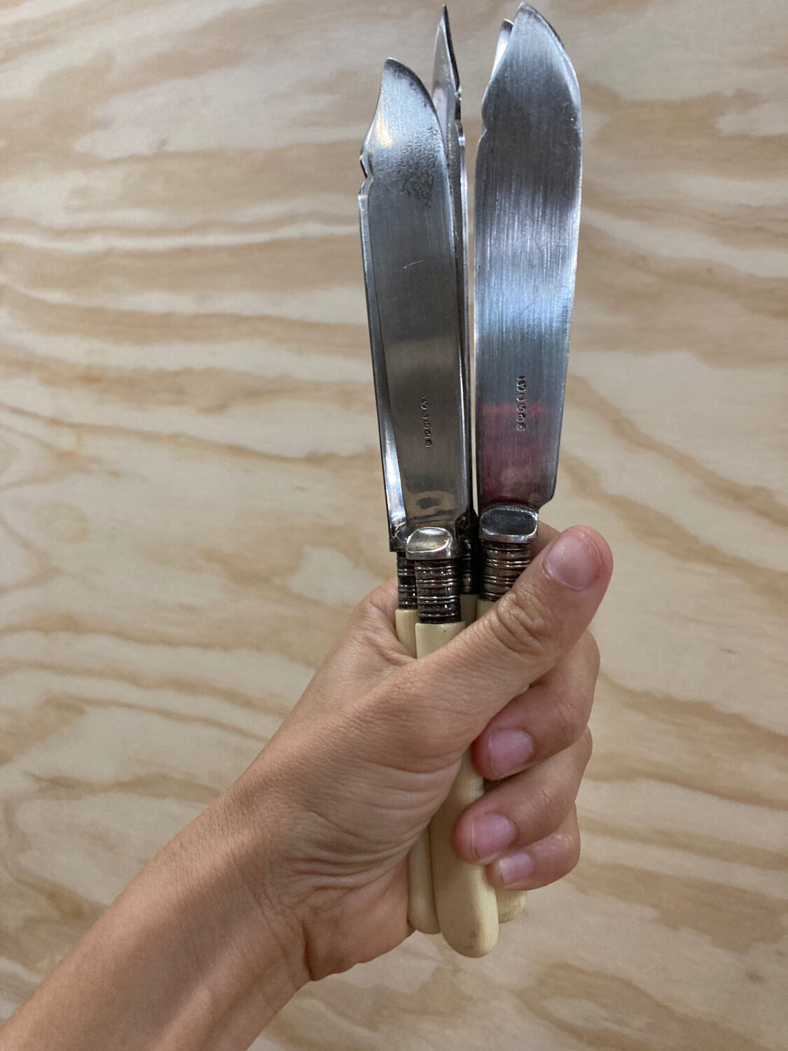 5 English fish knives in silver metal and Bakelite