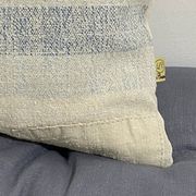 Coussin artisanal en toile ancienne style Kilim
