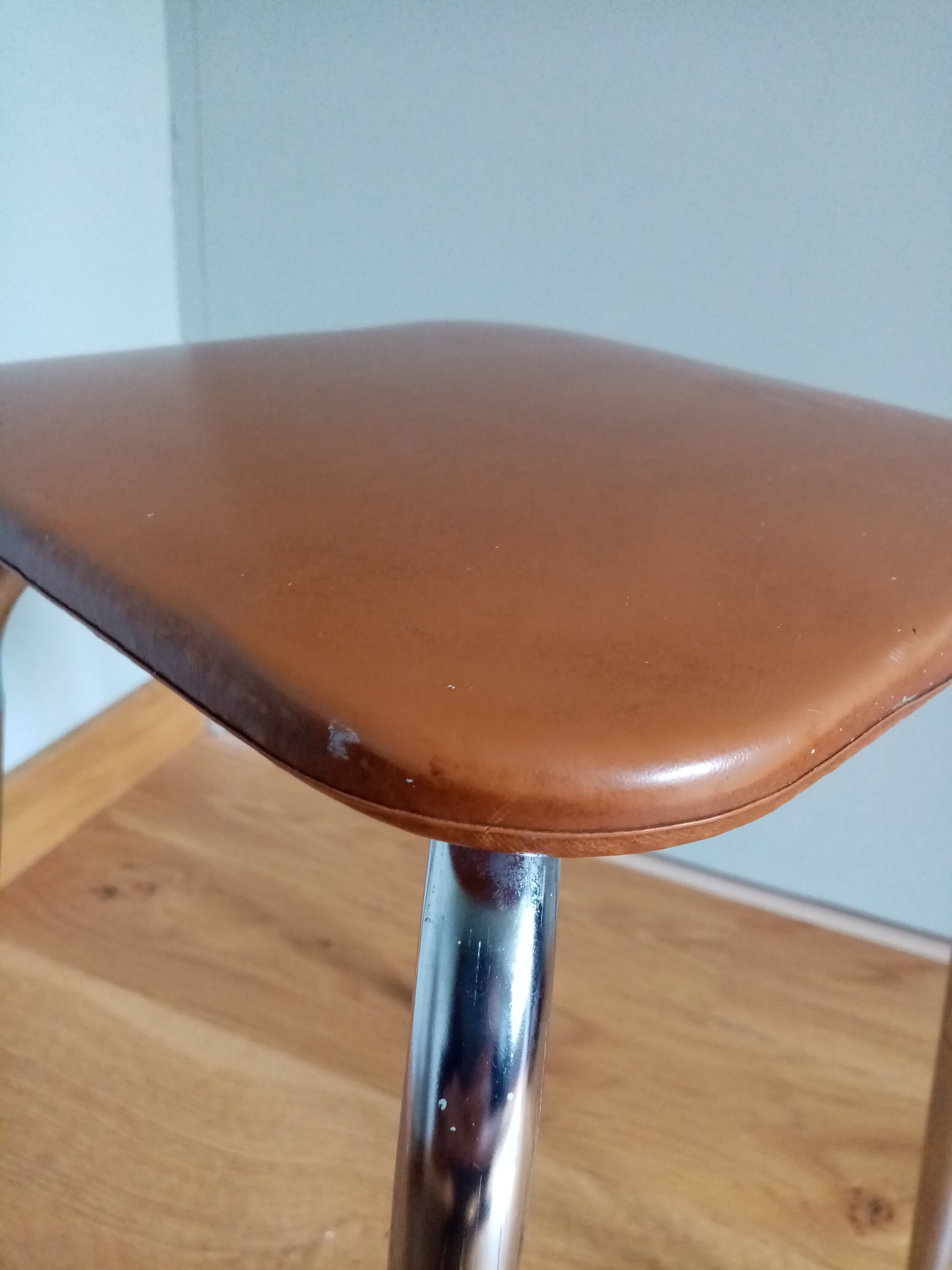 Caramel skaï stool and tapered feet in chrome metal