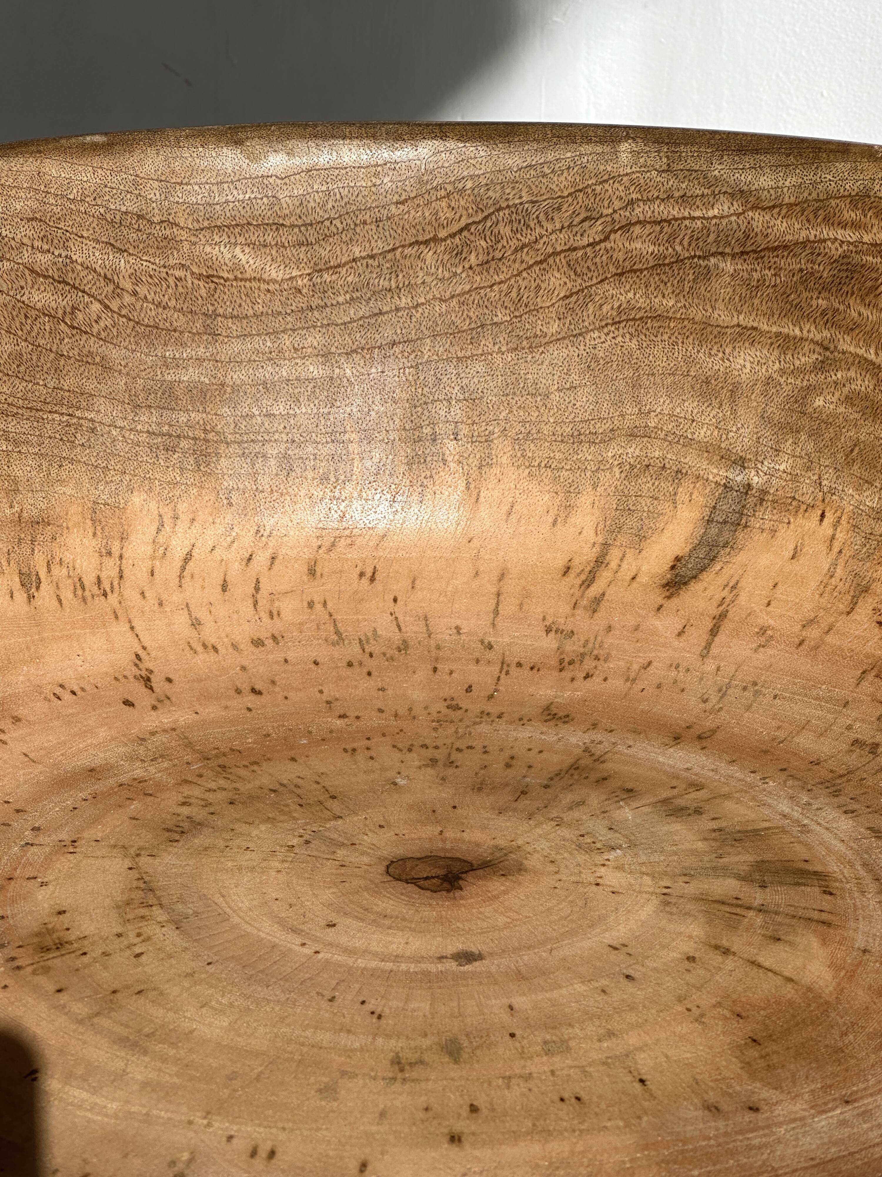 Quadripod chair with round seat and small back in natural monoxyl mango wood