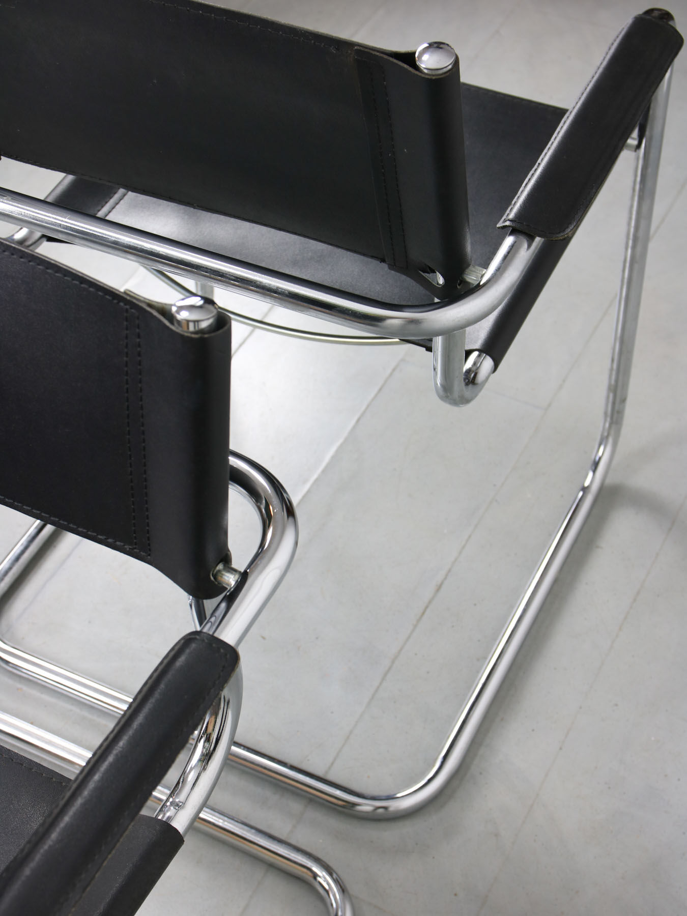 Vintage Bauhaus Cantilever S34 Leather Chair