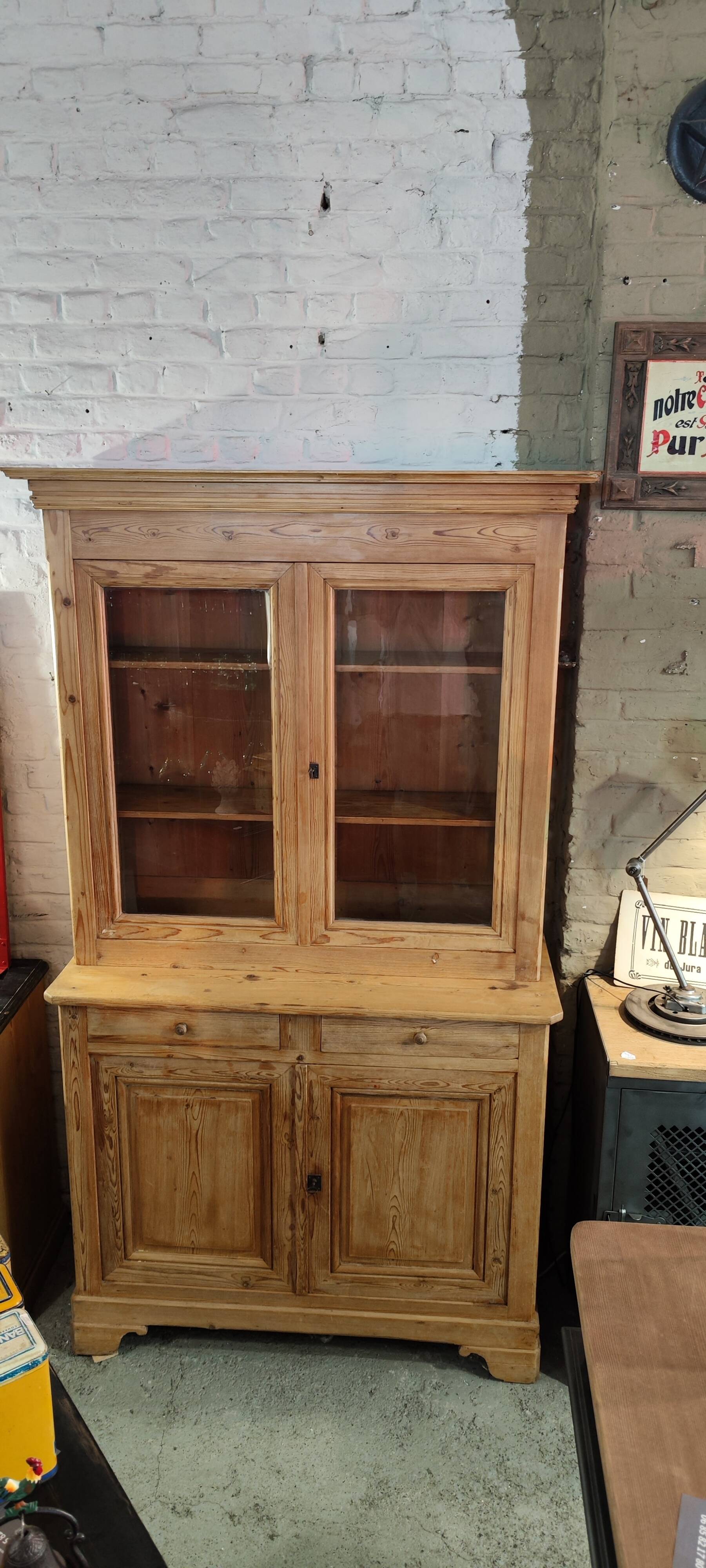Ancien buffet deux corps vaisselier en pin